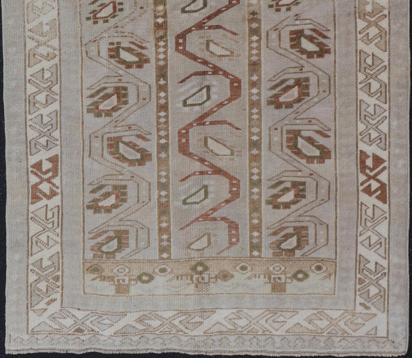XX secolo Vintage Oushak turco con design tribale unico nei toni della terra 3'5 
