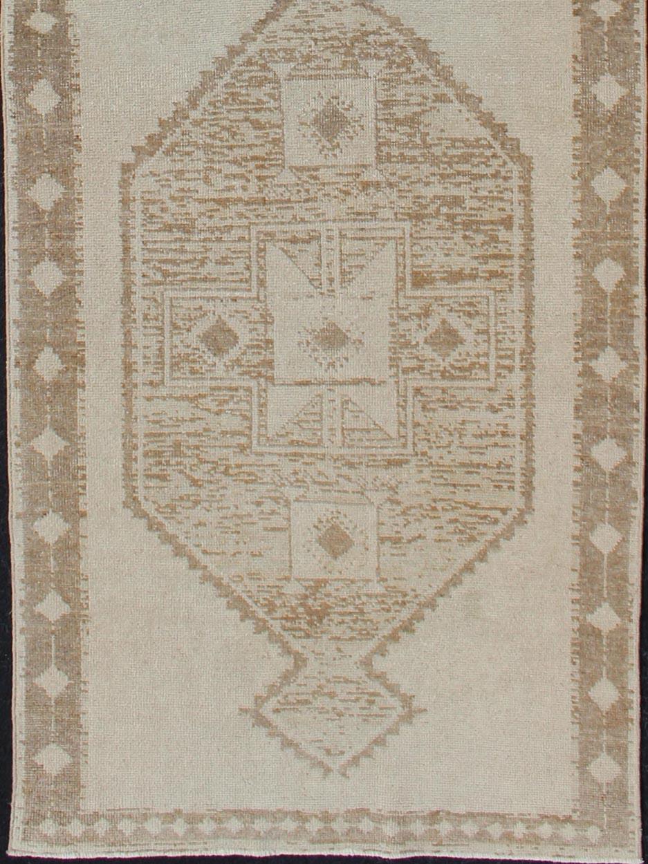 Türkischer Oushak-Läufer mit drei geometrischen Medaillons in Neutralen, Vintage (Handgeknüpft) im Angebot