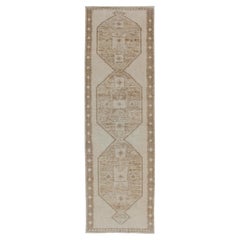 Tapis de couloir vintage turc Oushak large avec trois médaillons géométriques en neutres