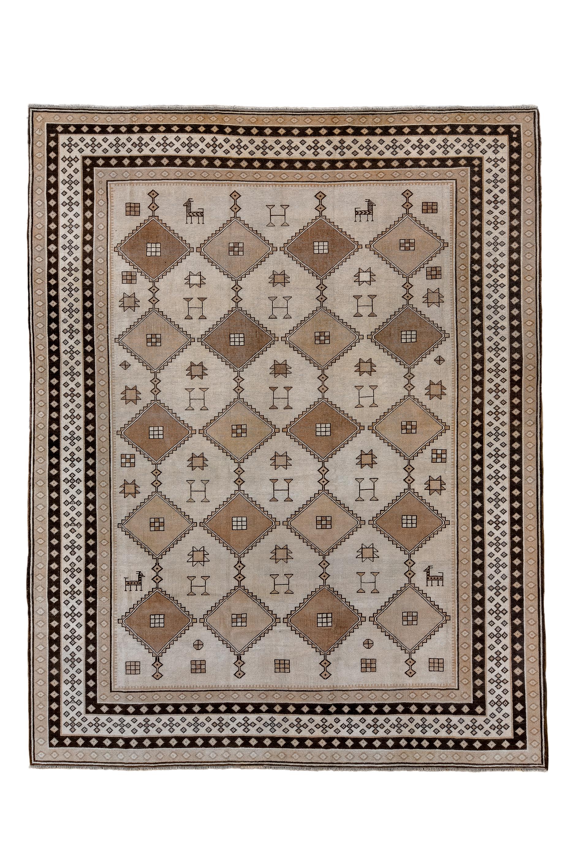 The beige sand field features four pole medallions which together form a diamond and hexagon lattice, with stars, H’s and small animals in the defined reserves. Ivory main border of small crosses. Well-balanced with lattice free-floating in all