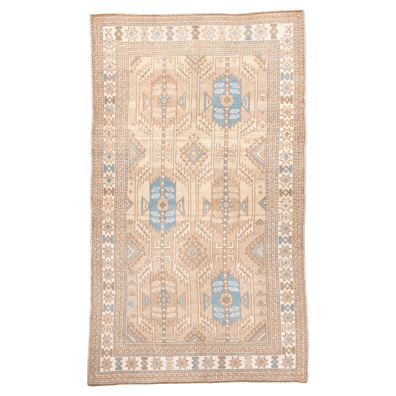 Oushak turco d'epoca con colori cammello e dettagli blu chiaro