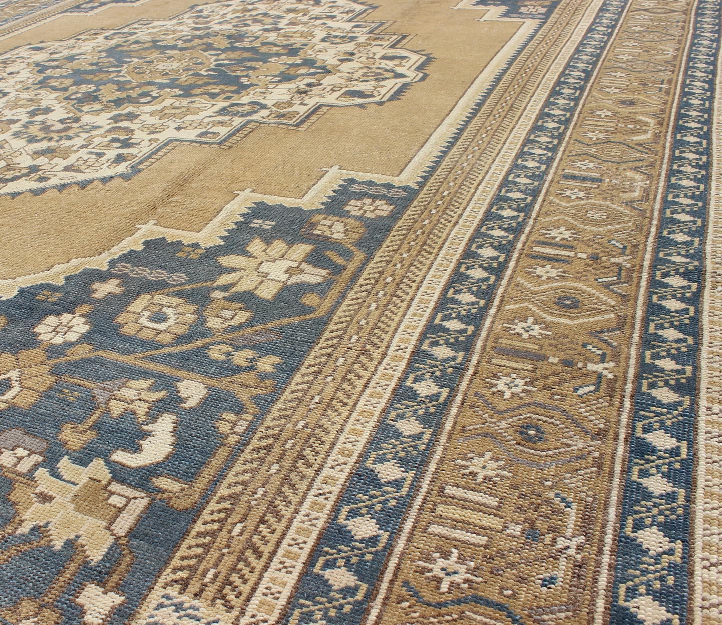 Annodato a mano Oushak turco vintage con medaglione floreale in bronzo e blu in vendita