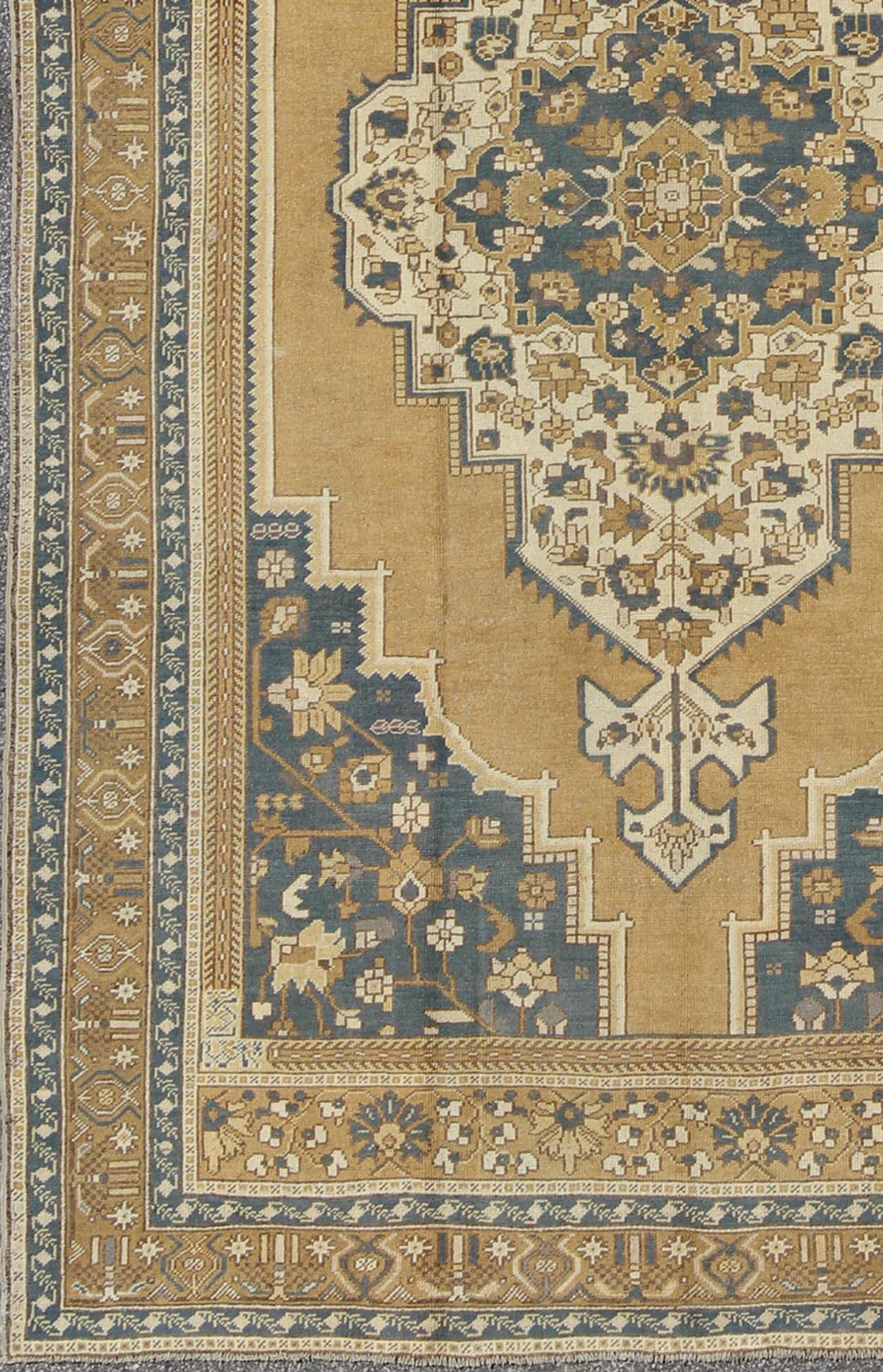 XX secolo Oushak turco vintage con medaglione floreale in bronzo e blu in vendita