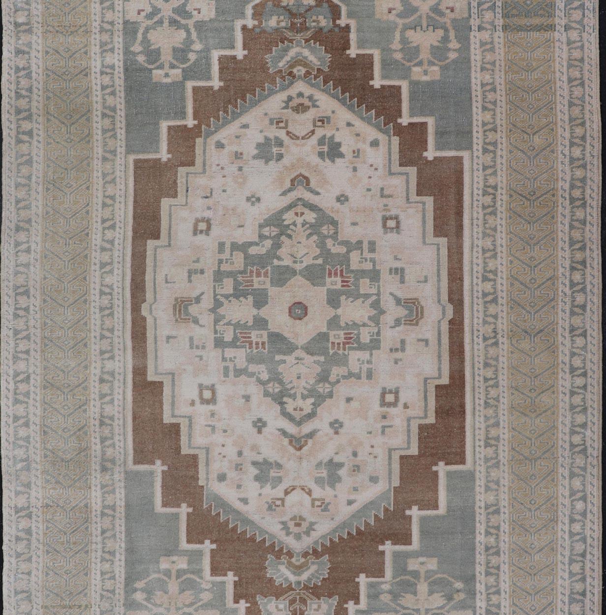 Oushak turco vintage con medaglione in Taupe, Lt. Marrone, grigio, blu e marrone In condizioni buone in vendita a Atlanta, GA