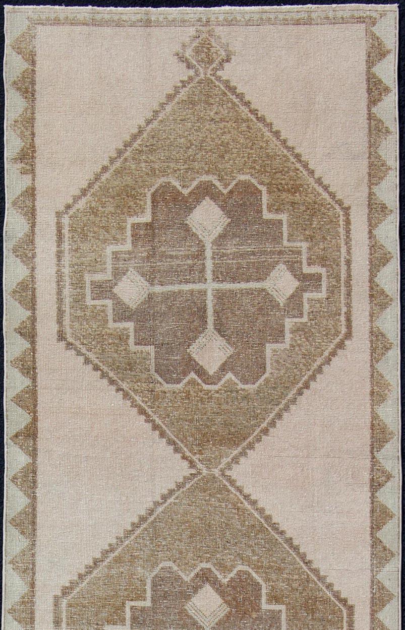 Medidas: 4'0 x 13'2 
Alfombra turca vintage de lana Oushak en beige cálido y topo  4'0 x 13'2. Keivan Woven Arts / Alfombra /TU-ALK-4864, país de origen / tipo: Turquía / Oushak, hacia 1940.

Precioso corredor turco Oushak vintage tejido en suave