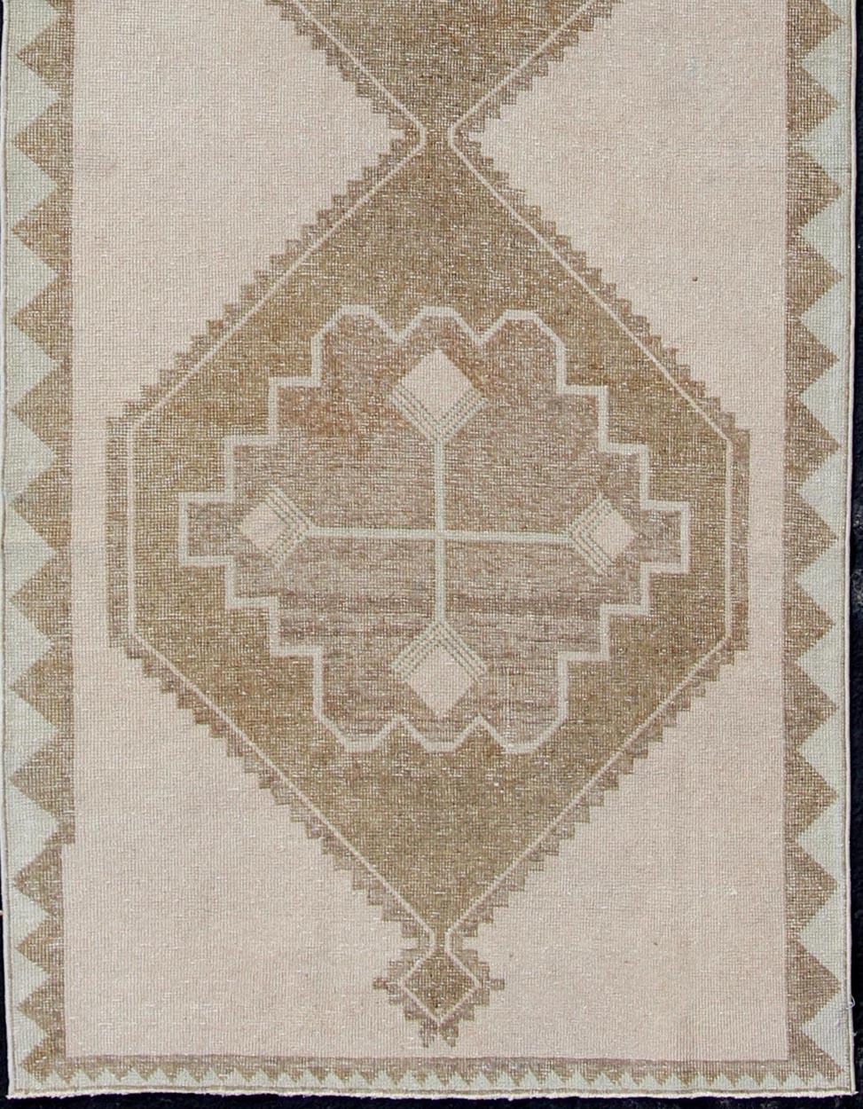 Alfombra turca vintage de lana Oushak en beige cálido y topo  4'0 x 13'2 Turco en venta