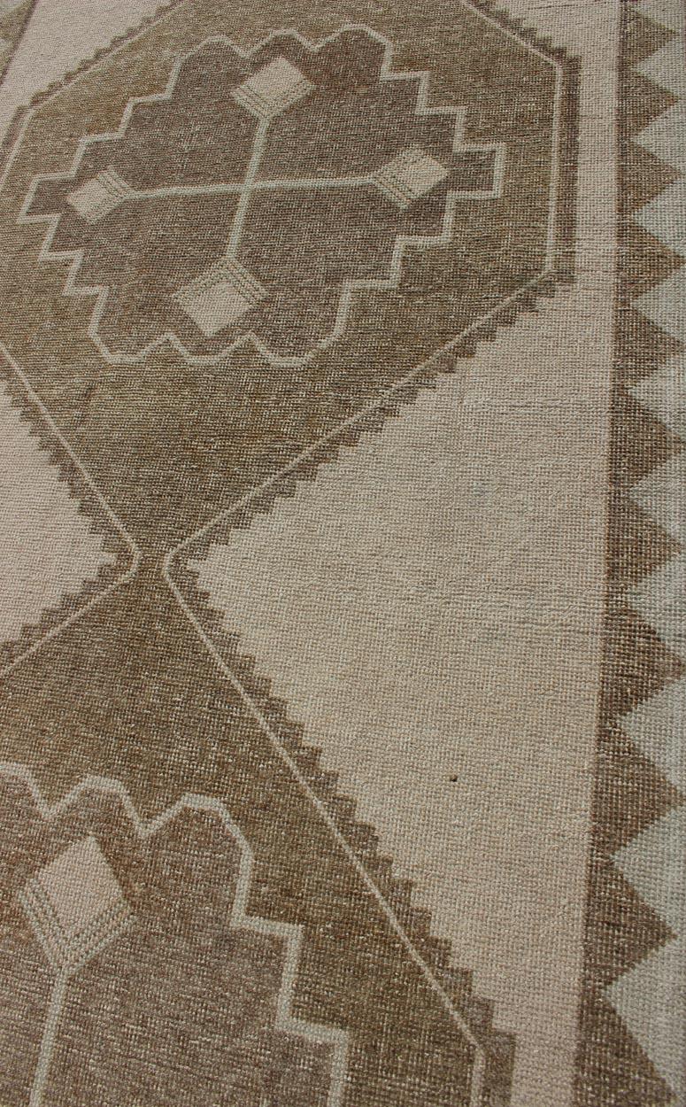 Alfombra turca vintage de lana Oushak en beige cálido y topo  4'0 x 13'2 Anudado a mano en venta