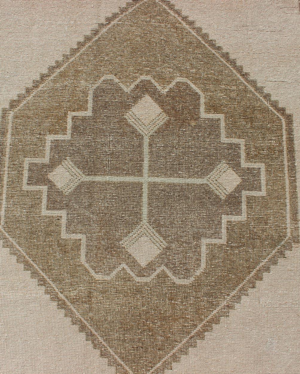 Alfombra turca vintage de lana Oushak en beige cálido y topo  4'0 x 13'2 en Bueno estado para la venta en Atlanta, GA