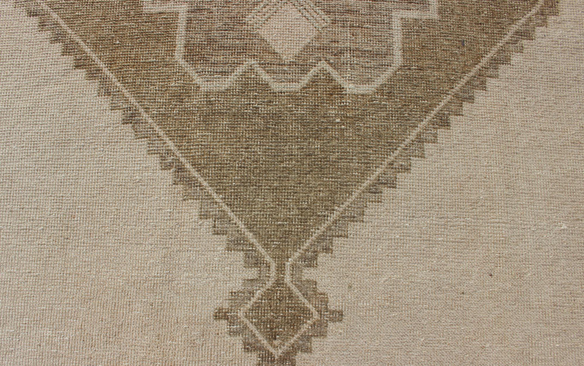 Alfombra turca vintage de lana Oushak en beige cálido y topo  4'0 x 13'2 siglo XX en venta