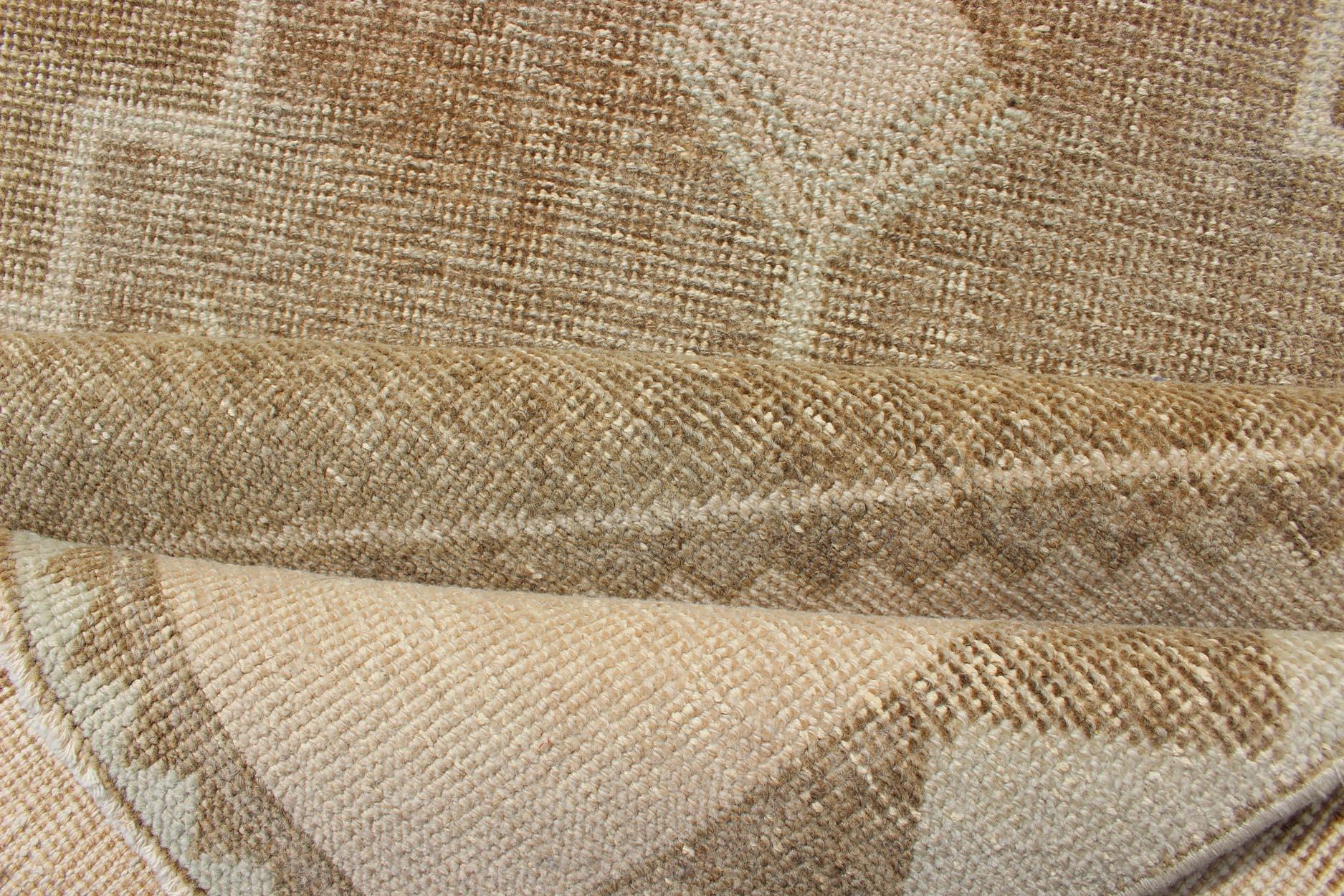 Alfombra turca vintage de lana Oushak en beige cálido y topo  4'0 x 13'2 en venta 1