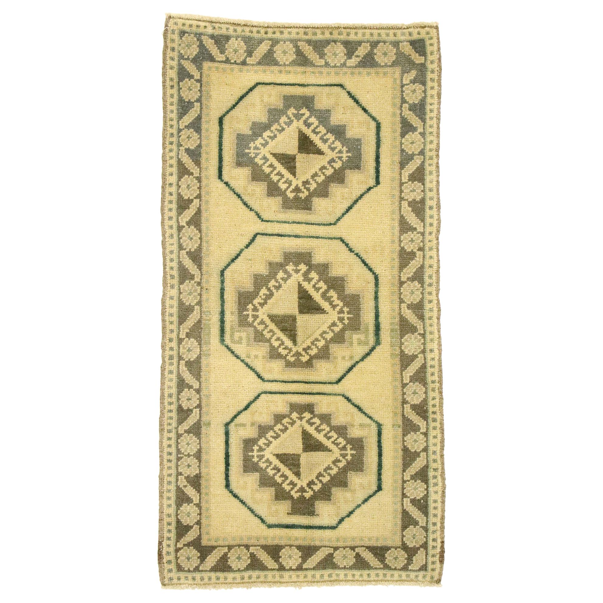 Vintage Turkish Oushak Yastik Rug with Neutral Southwestern Desert Boho Style