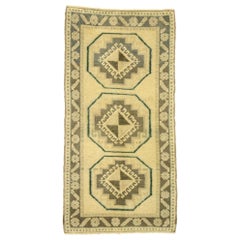 Vieux tapis turc Oushak Yastik avec un style Boho neutre du sud-ouest et du désert