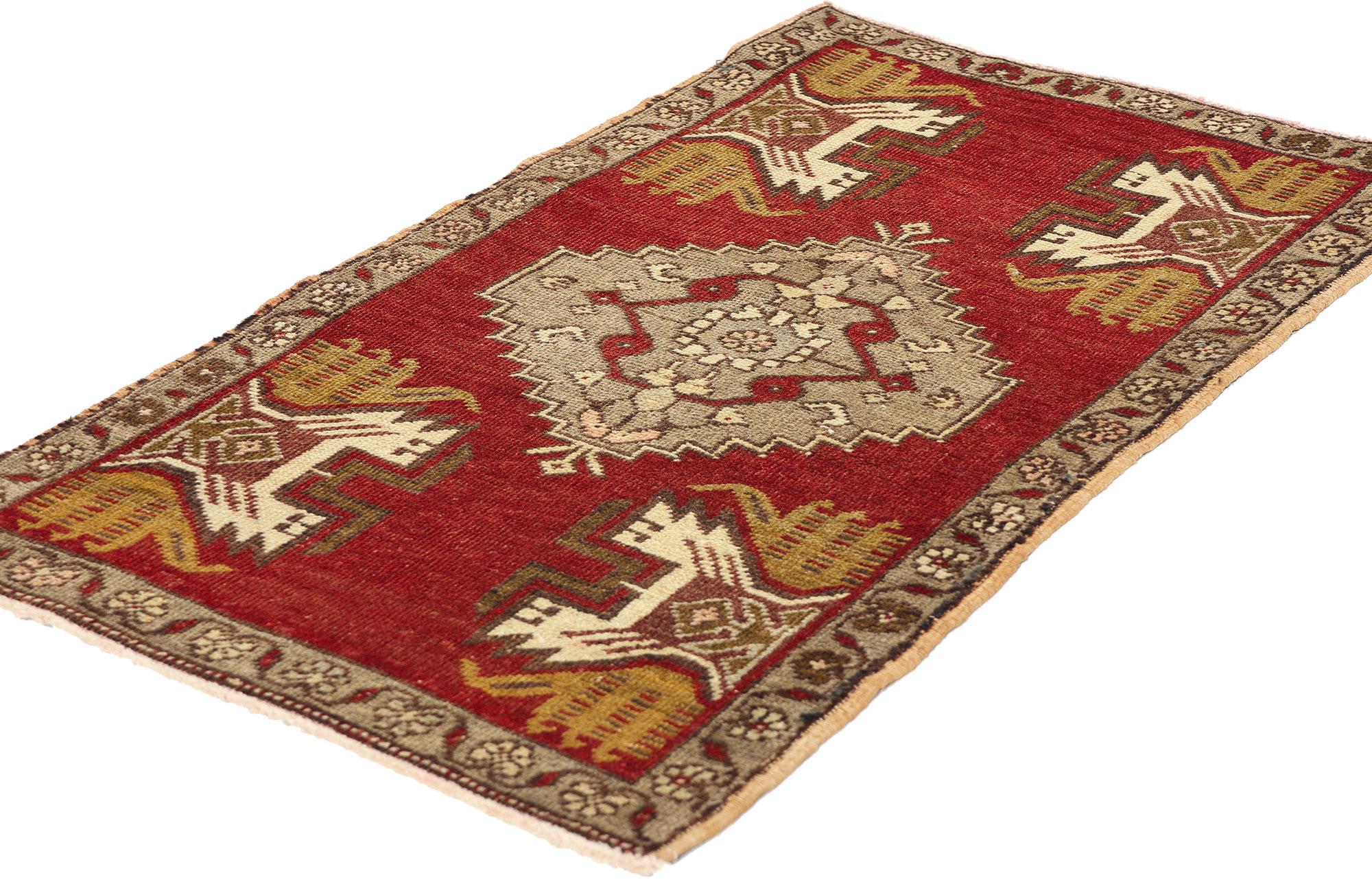 50553 Tapis vintage turc Yastik, 01'08 x 02'10. Les tapis turcs vintage Yastik sont la crème de la crème des petits tapis anatoliens. Utilisées à l'origine comme housses de coussin, ces beautés ont une histoire aussi riche que leurs motifs