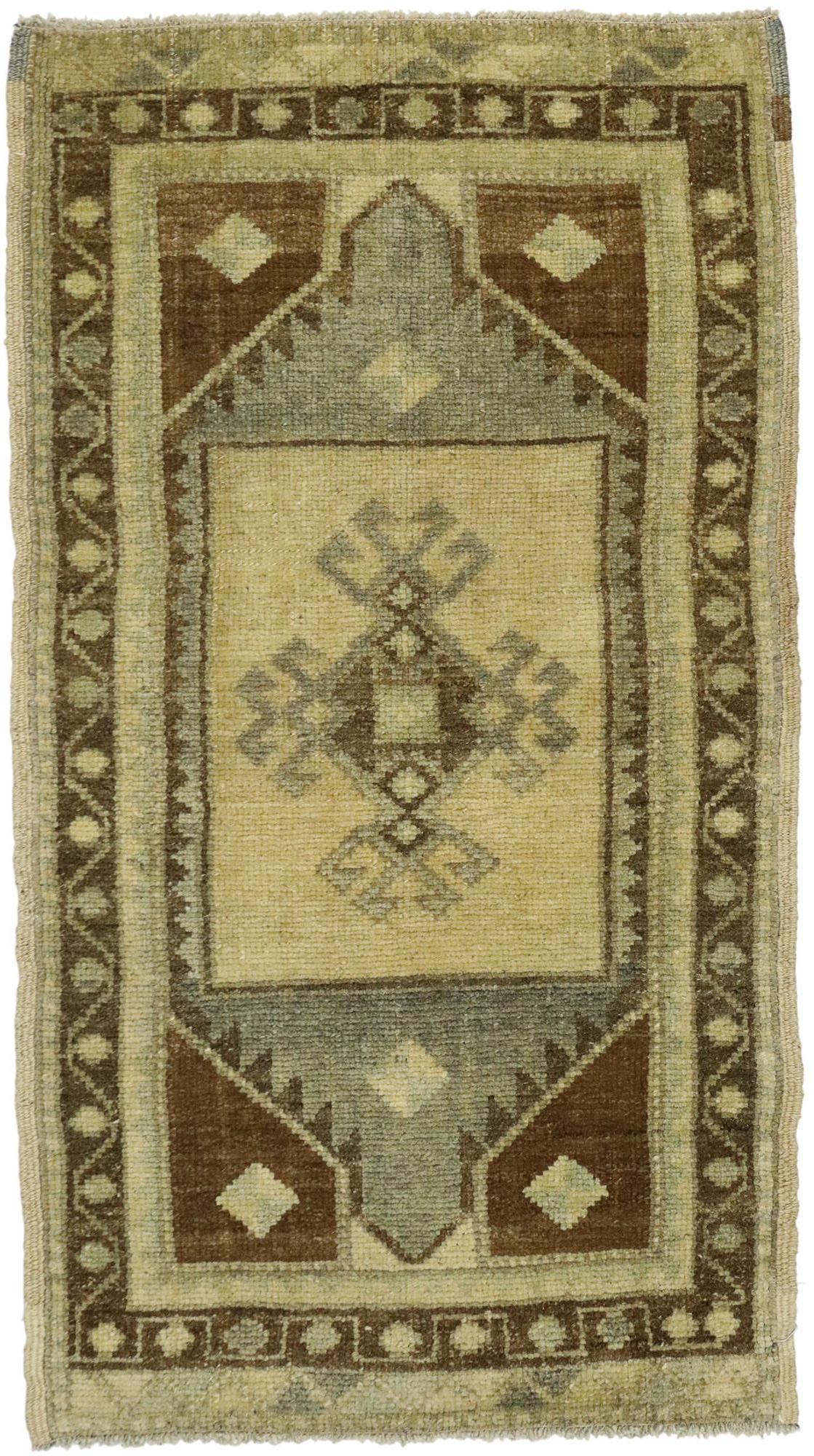 50798 Vintage Turkish Oushak Yastik Scatter Rug, Small Accent Rug 01'09 X 03'02. ​This hand-knotted wool vintage Turkish Oushak Yastik scatter rug features a rectangular medallion patterned with Ram's Horn motifs overlaid upon an abrashed gray