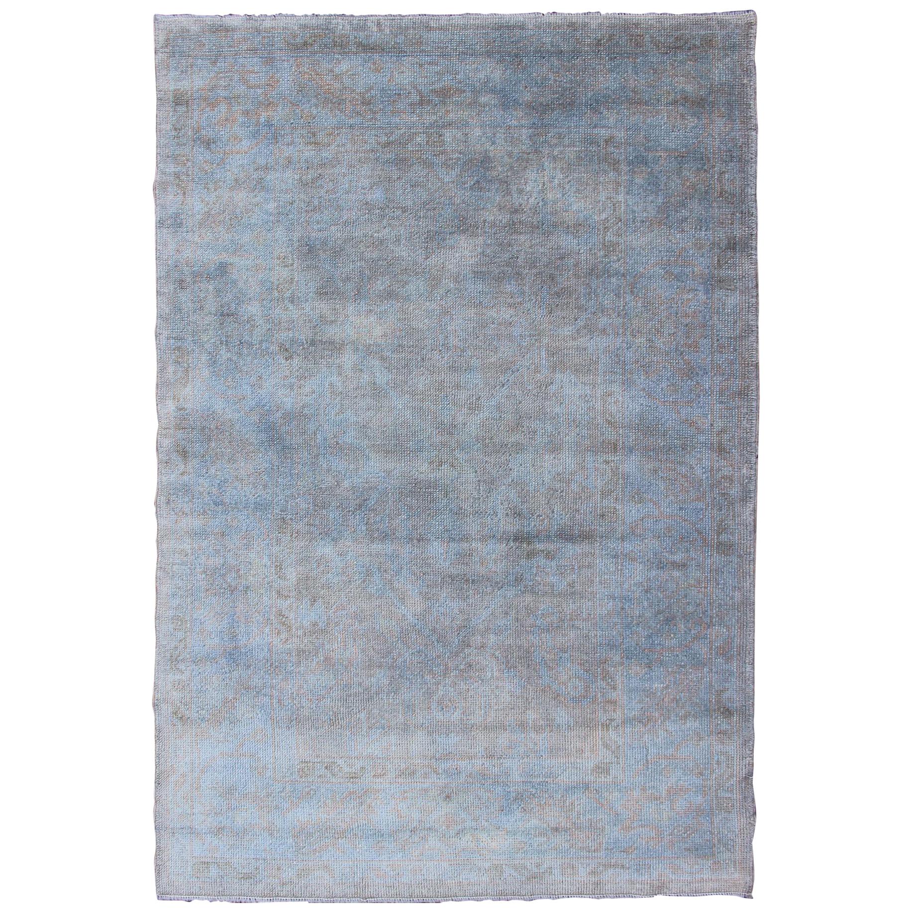 Tapis turc vintage sur-teint avec bleu et Brown délavé