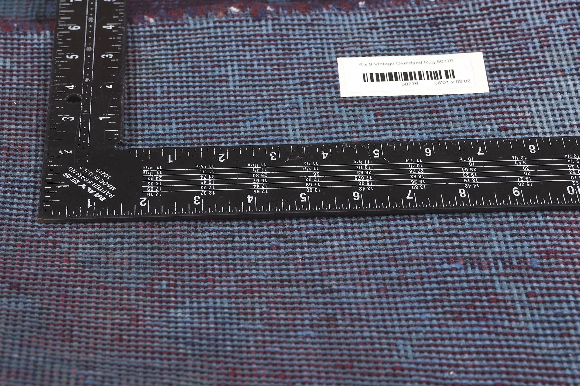 Türkischer überfärbter Vintage-Teppich, abstrakter Expressionismus trifft auf atmosphärische Eleganz (Wolle) im Angebot