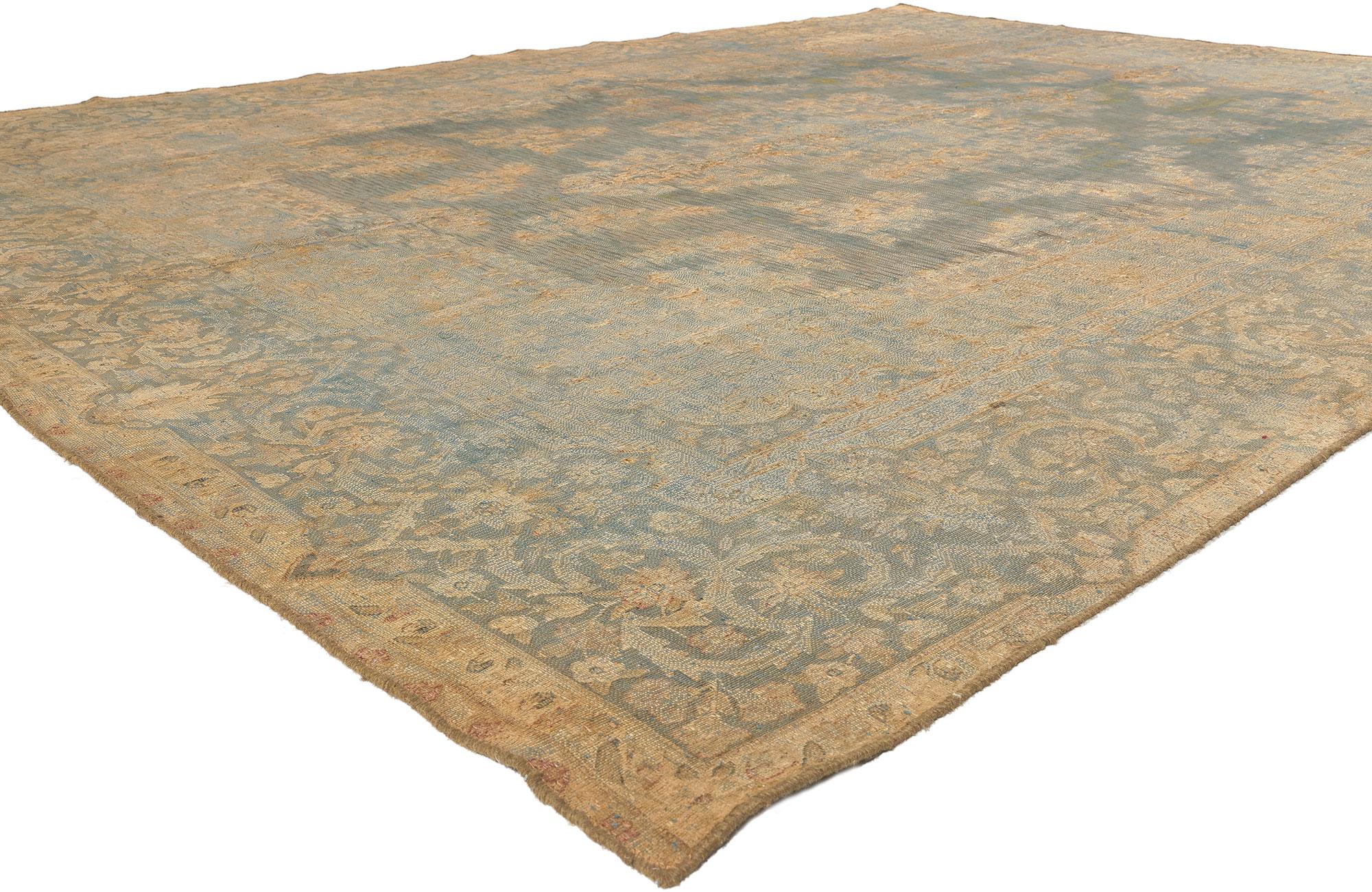 60783 Tapis surdimensionné turc vintage, 09'04 x 13'01. 
Le Colonial Revival rencontre le Bridgerton Regencycore dans ce tapis surteint en laine turque vintage nouée à la main. Un médaillon floral d'inspiration française sert de cadre aux ornements