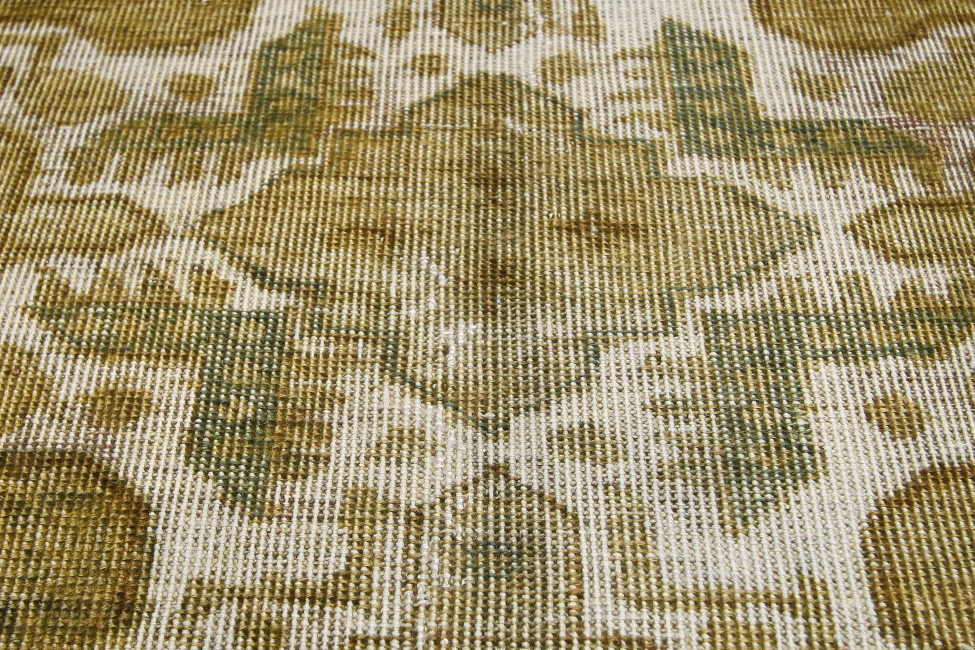 Tappeto vintage turco sovratinto, l'eleganza dei toni della terra incontra la modernità industriale del Lux In condizioni deteriorate in vendita a Dallas, TX