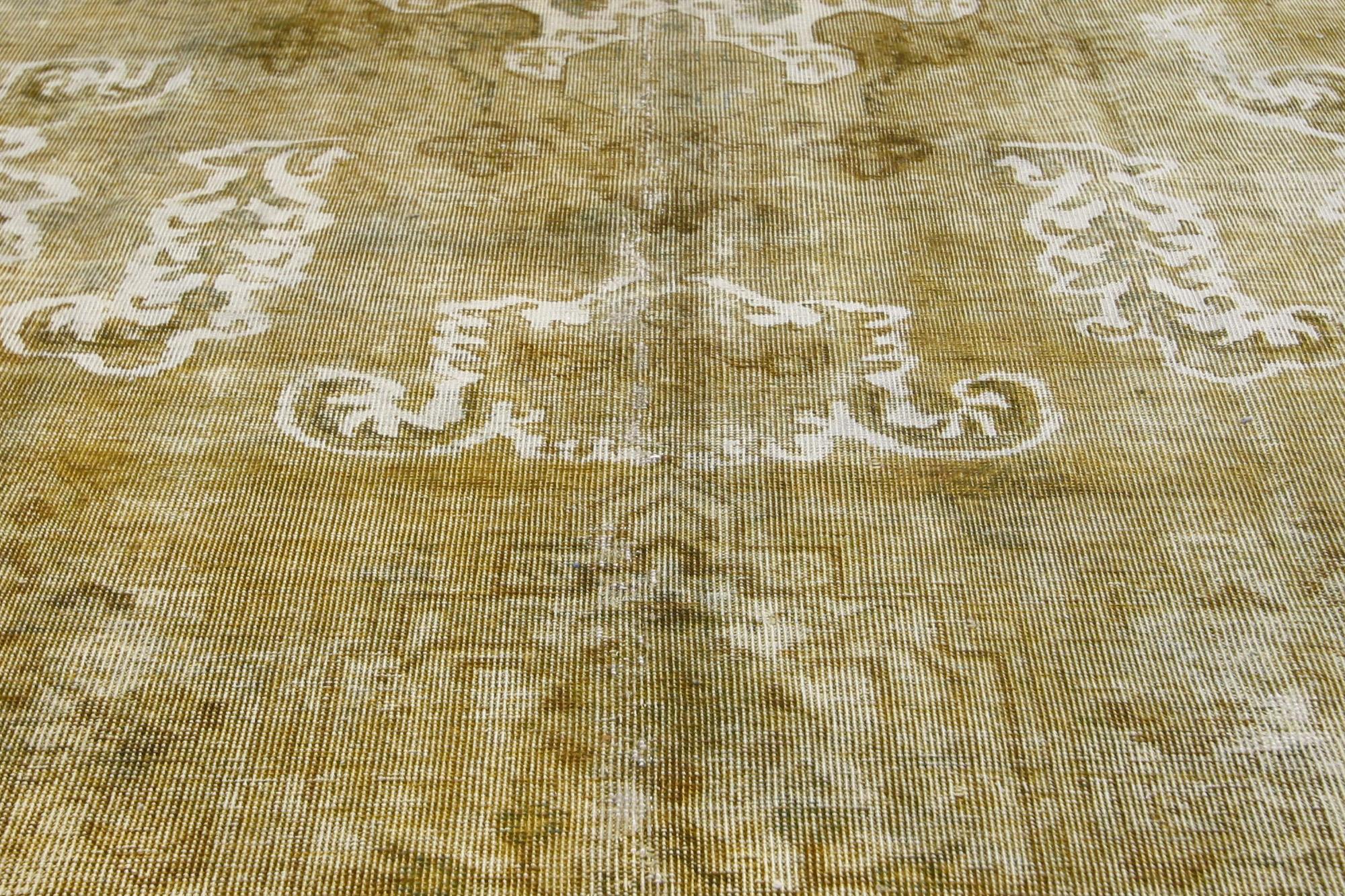 Turco Tappeto vintage turco sovratinto, l'eleganza dei toni della terra incontra la modernità industriale del Lux in vendita