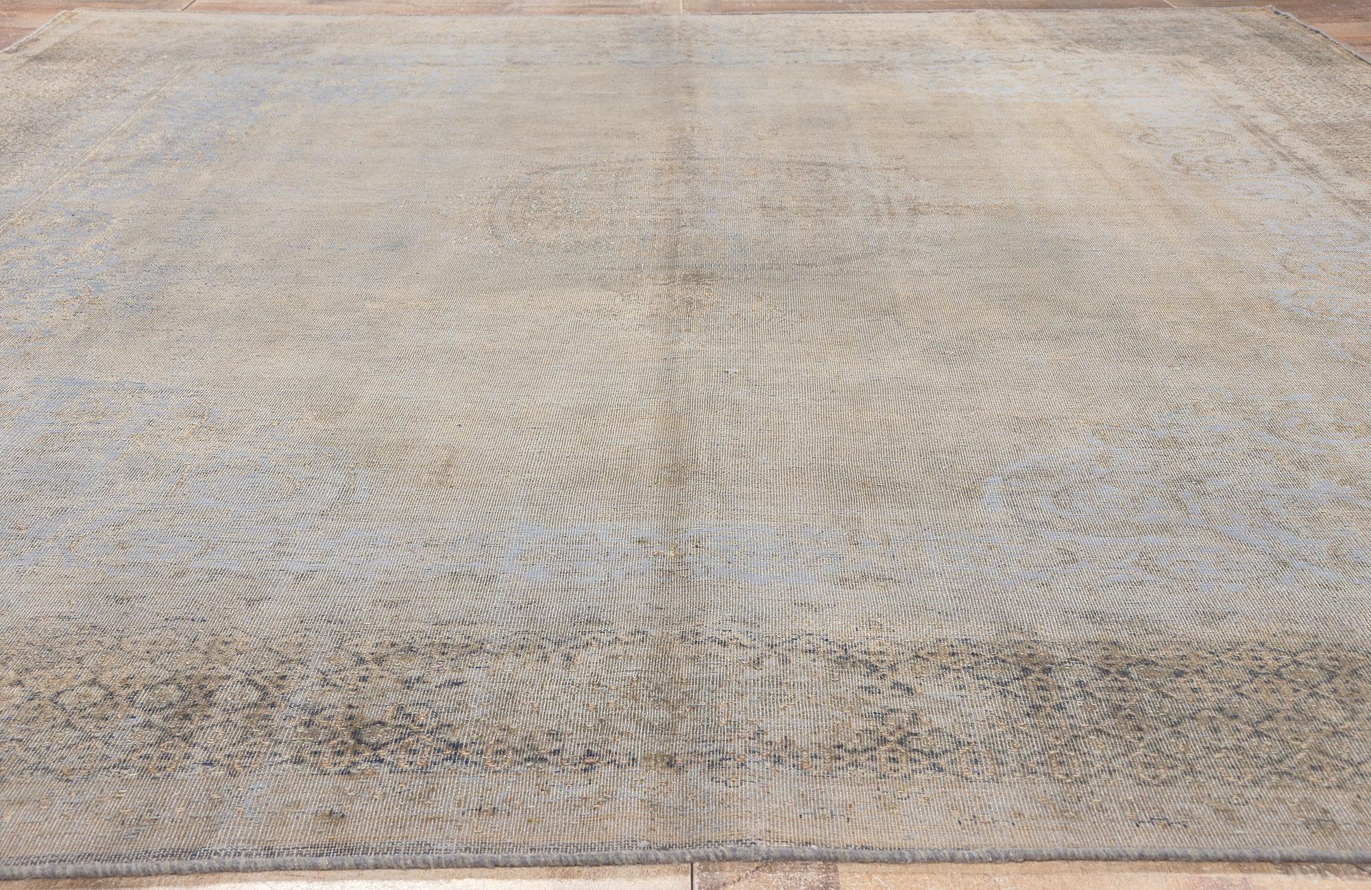 Alfombra turca vintage teñida, el estilo industrial francés se mezcla con el chic belga siglo XX en venta