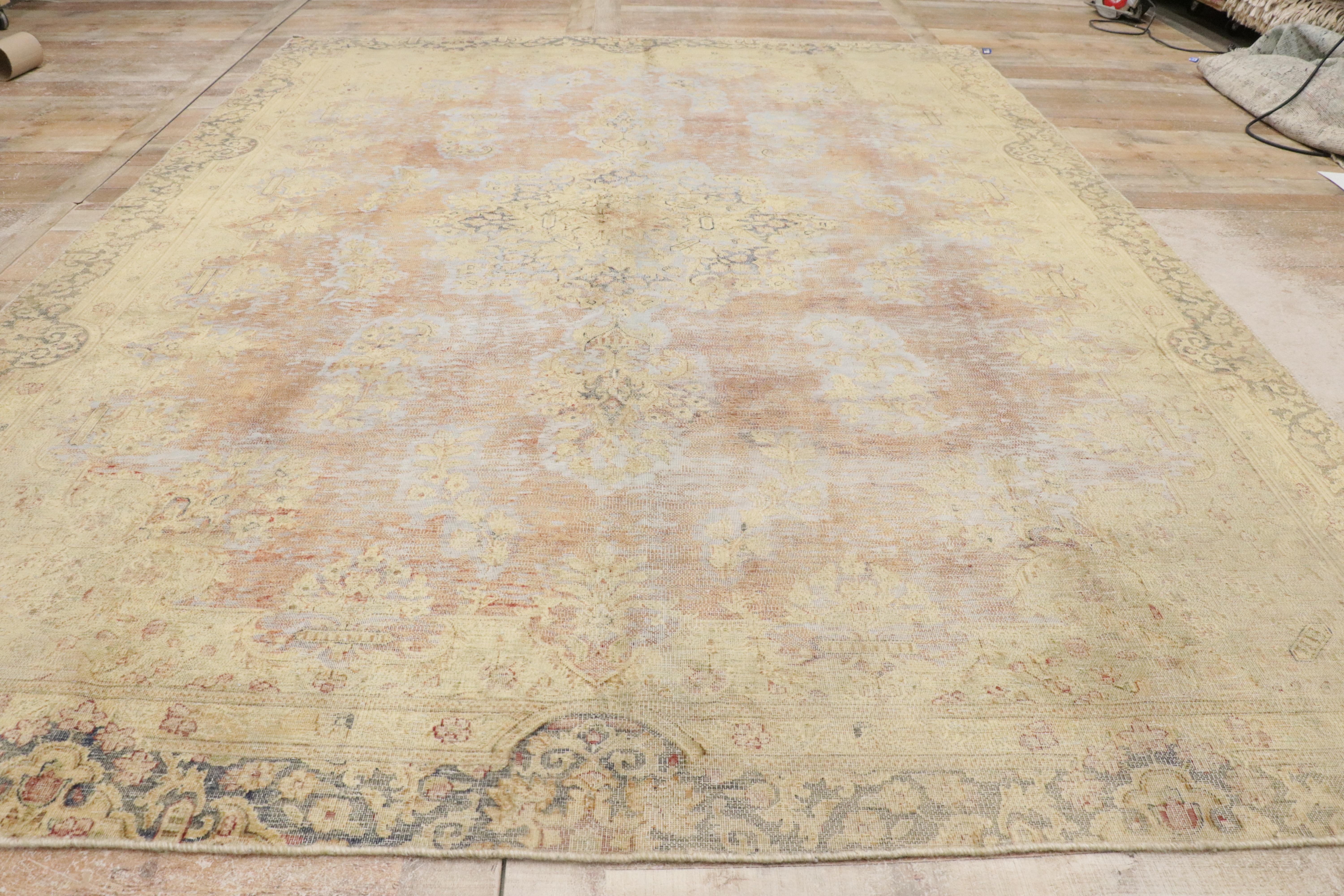 Tappeto turco sovratinto d'epoca, la provincia francese incontra la reggenza di Bridgerton in vendita 8