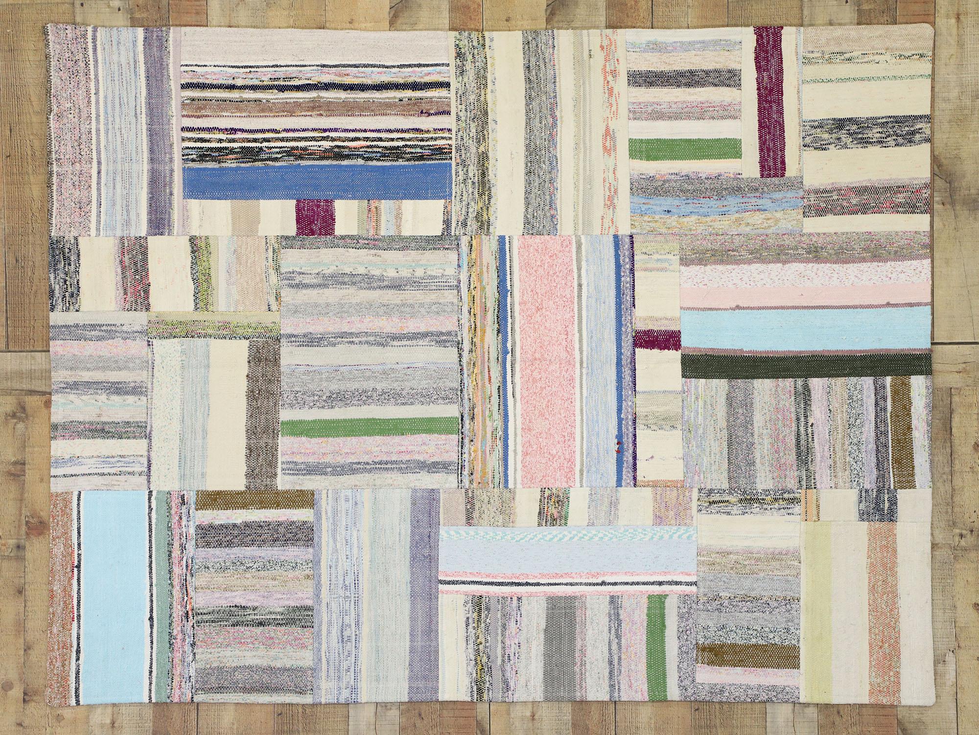 Türkischer Pala Patchwork-Kelim-Teppich im Boho-Chic-Stil mit Mohnblumenmuster im Angebot 2