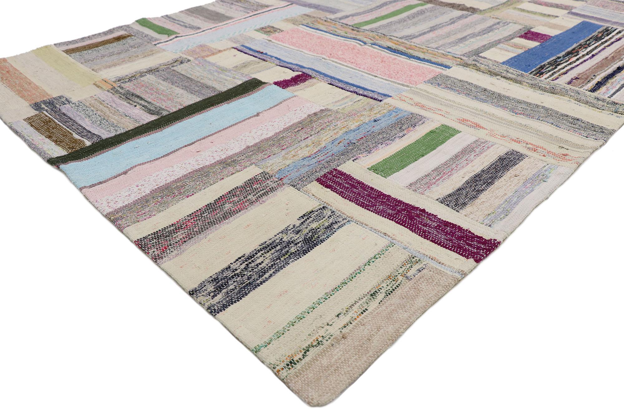 51585, Vintage Turkish Pala Patchwork Kilim Rug with Preppy Boho Chic Style 04'10 x 06'04. Der Pala Patchwork-Kilimteppich besticht durch die Mischung verschiedener Muster und Farben. Streifen sind ein klassisches Muster, das sowohl breite als auch
