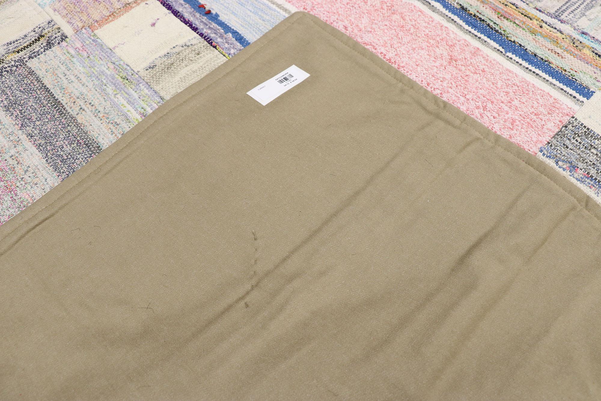 Türkischer Pala Patchwork-Kelim-Teppich im Boho-Chic-Stil mit Mohnblumenmuster im Angebot 1