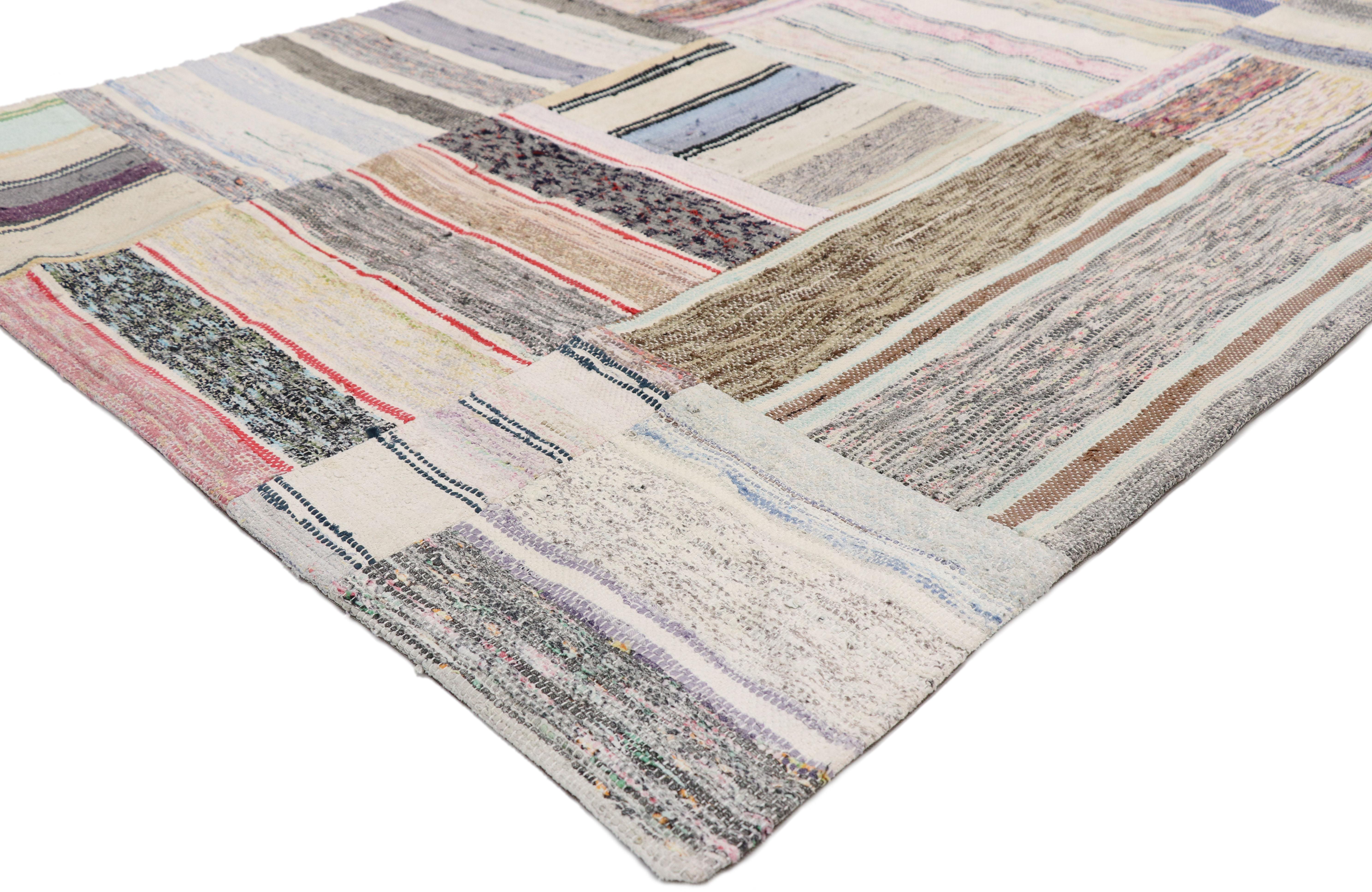 51588 Türkischer Pala-Patchwork-Kilim-Teppich im böhmischen Stil, flach gewebt. Der Pala Patchwork-Kilim-Teppich besticht durch die Kombination verschiedener Muster und Farben. Streifen sind ein klassisches Muster, das sowohl breite als auch schmale