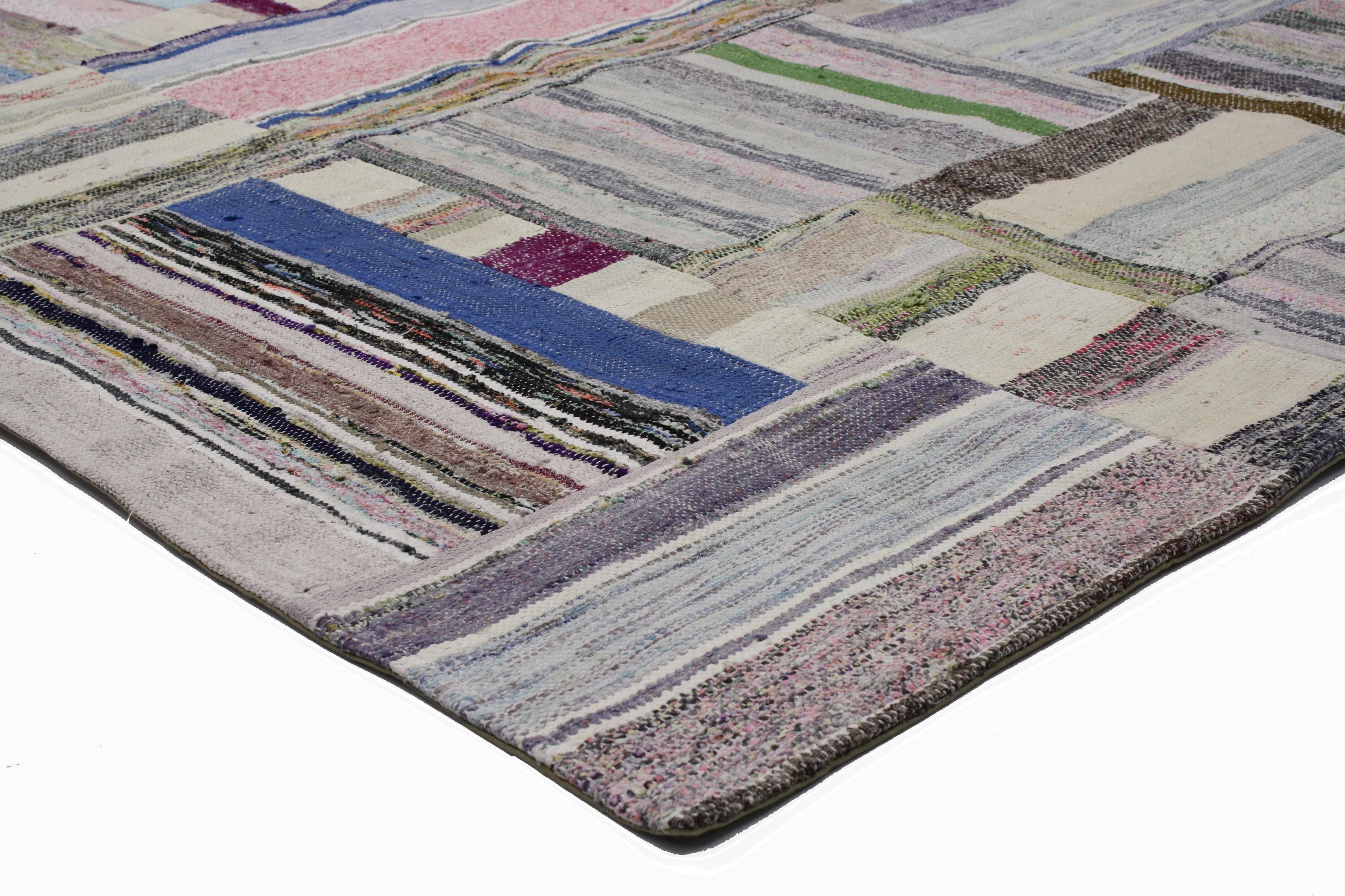 Türkischer Pala Patchwork-Kelim-Teppich im Boho-Chic-Stil mit Mohnblumenmuster (Handgeknüpft) im Angebot