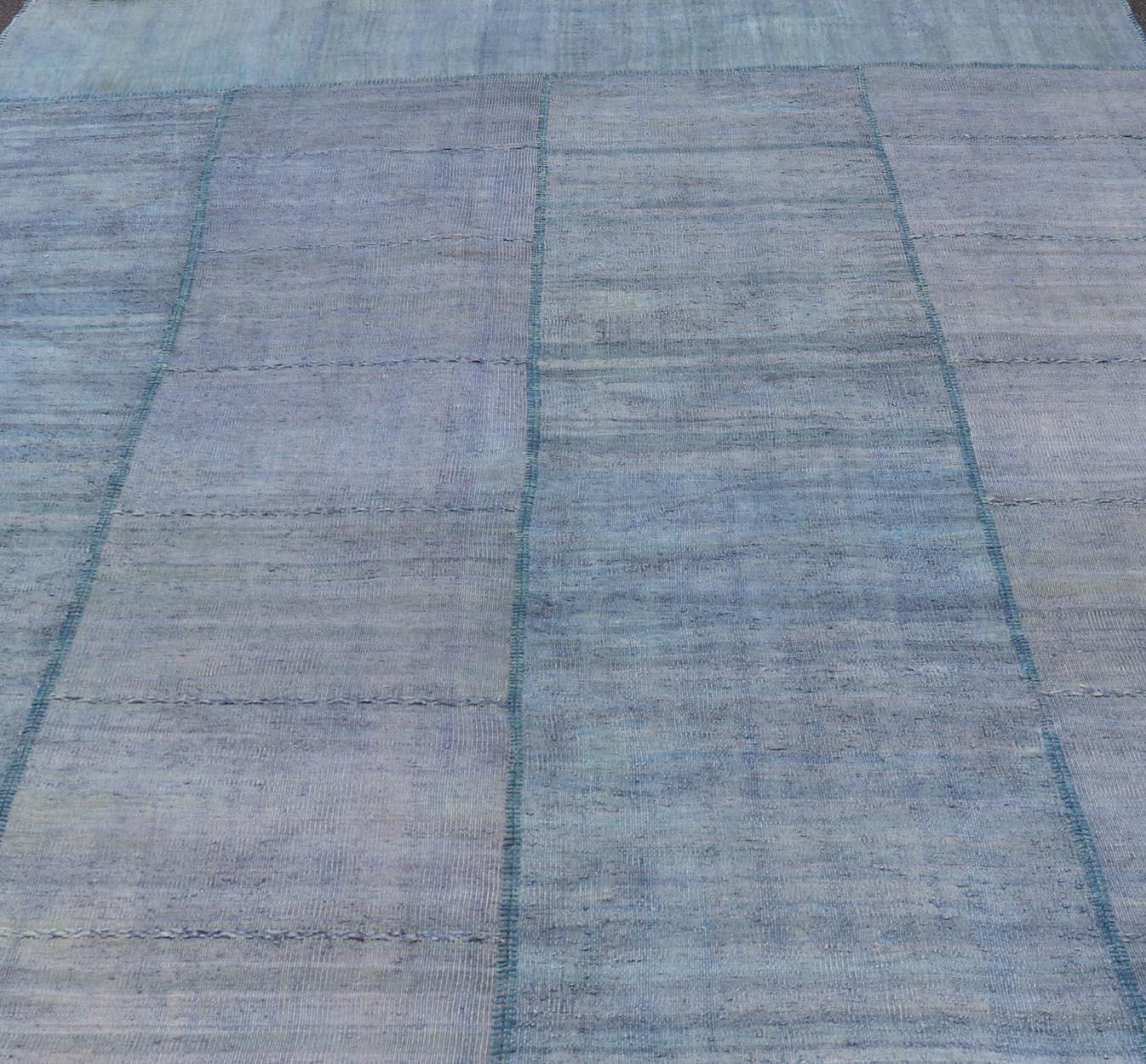 Mesures : 9'4 x 11'10 Ce Rug &Tradition Kilim Vintage est une représentation étonnante de l'artisanat traditionnel, présentant un mélange tranquille de tons bleus et lavande. Le design du tapis se caractérise par de larges panneaux verticaux, chacun