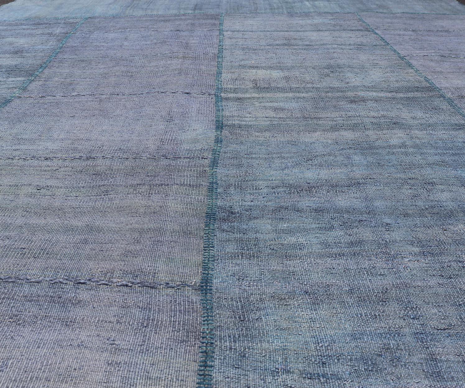 Turc Tapis Kilim turc vintage aux tons bleu serein et lavande en vente