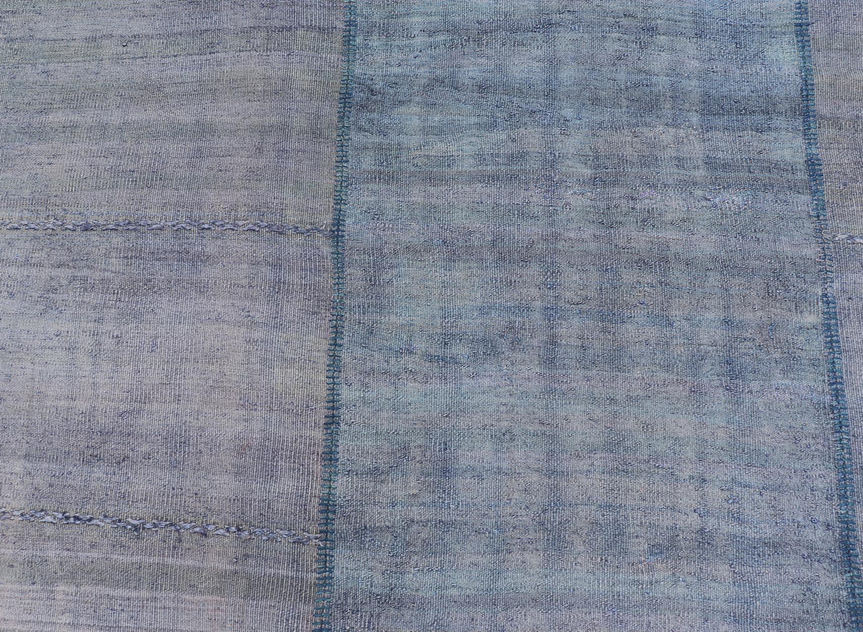 Tissé à la main Tapis Kilim turc vintage aux tons bleu serein et lavande en vente