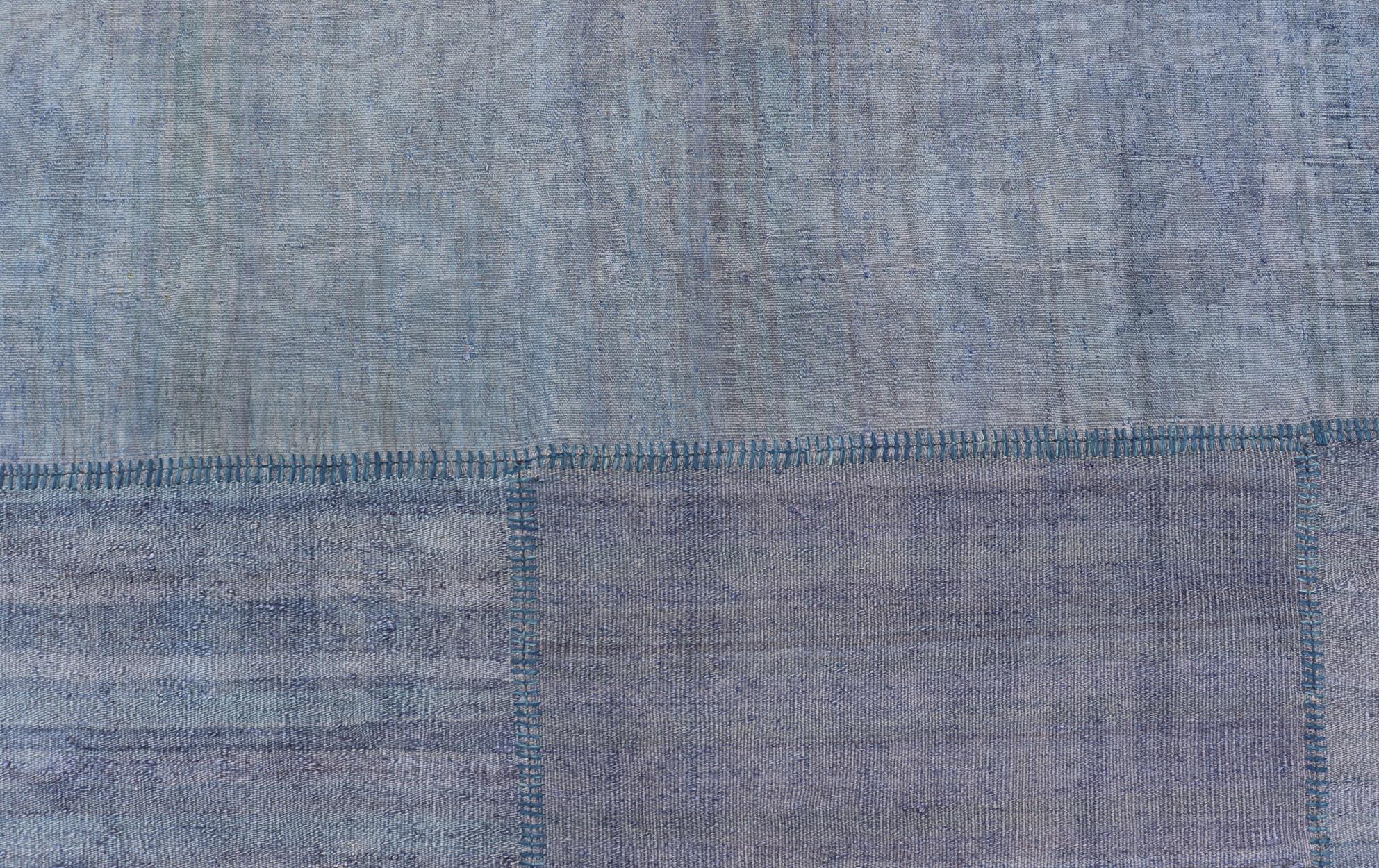 Tapis Kilim turc vintage aux tons bleu serein et lavande Bon état - En vente à Atlanta, GA