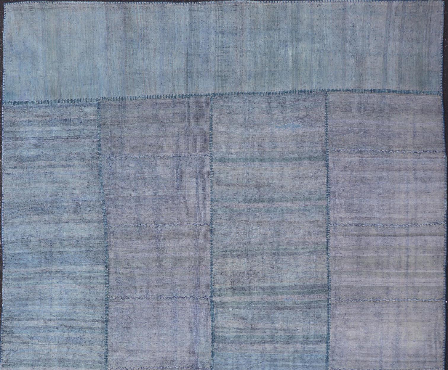 20ième siècle Tapis Kilim turc vintage aux tons bleu serein et lavande en vente