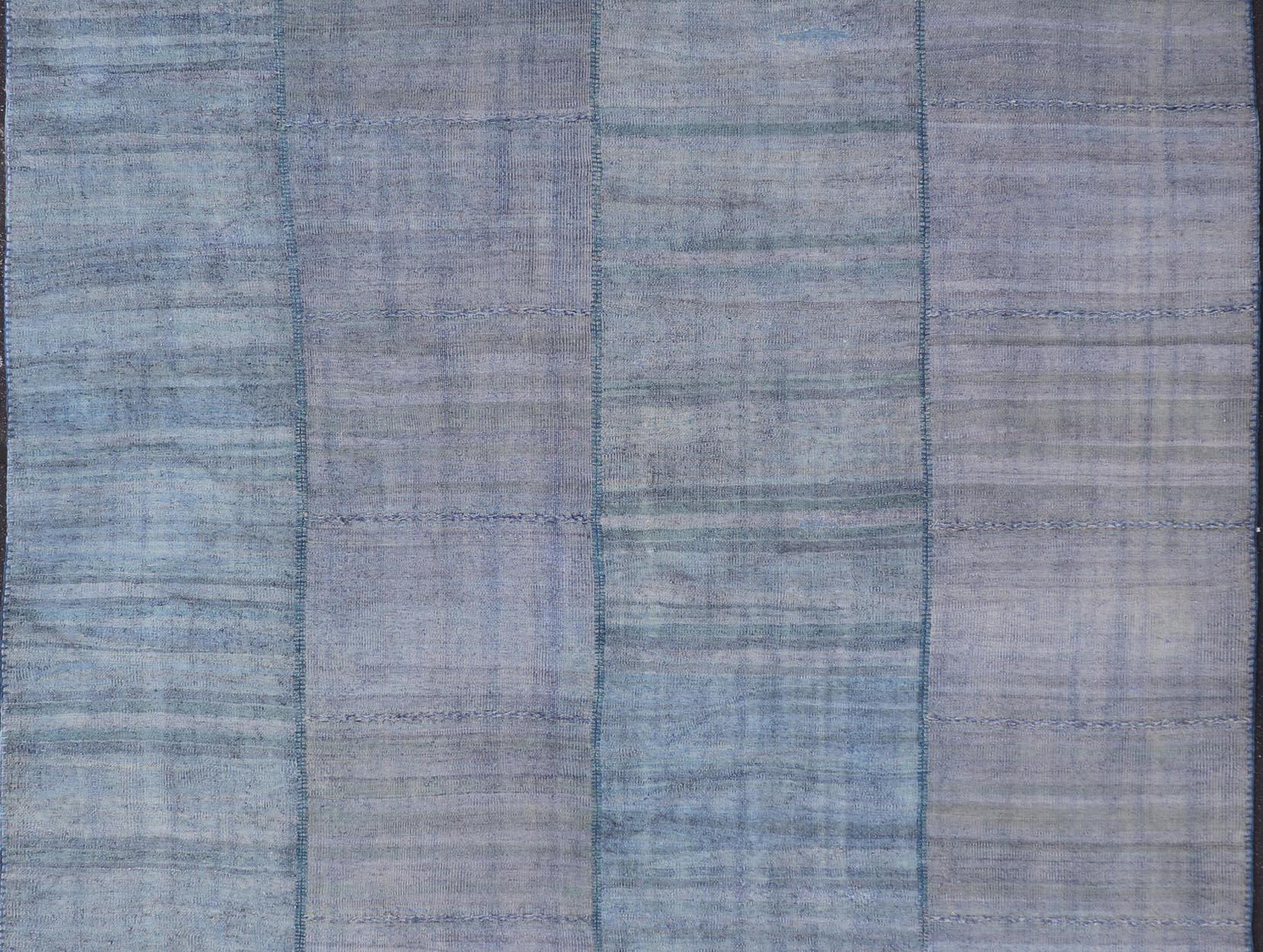 Laine Tapis Kilim turc vintage aux tons bleu serein et lavande en vente