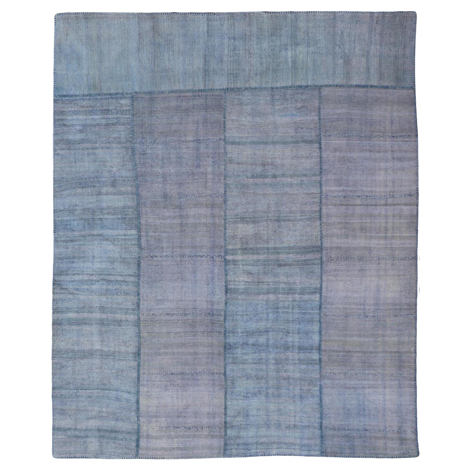 Tapis Kilim turc vintage aux tons bleu serein et lavande en vente