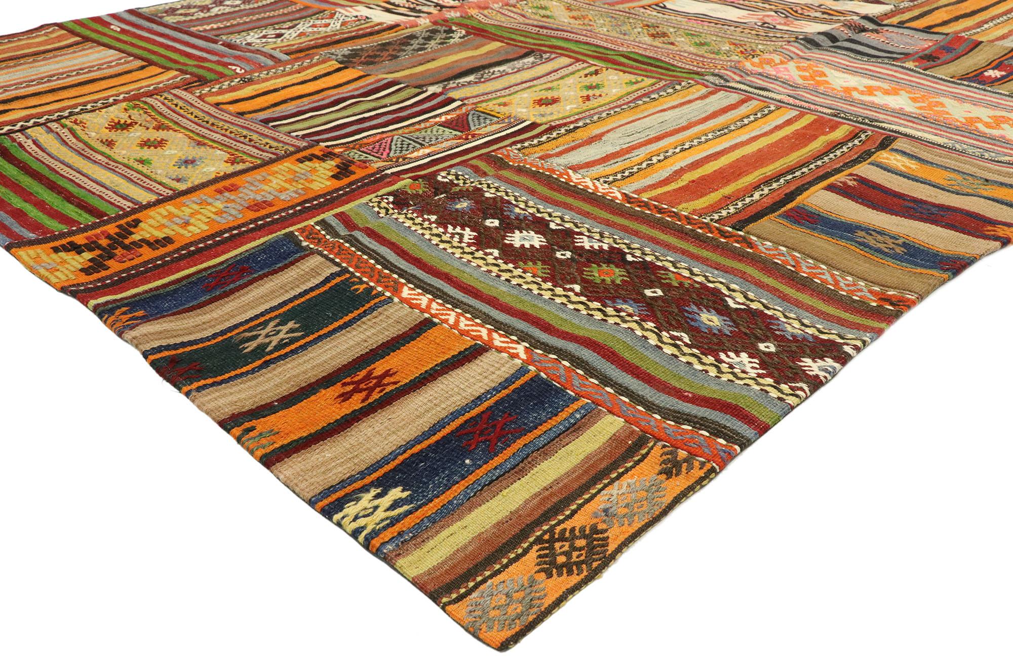 74242, tappeto vintage Patchwork Kilim Plaid turco con stile Preppy Madras. Caldo e accogliente, evoca una sensazione di fascino moderno e rustico con questo tappeto vintage in lana intrecciata a mano con motivo tartan madras. Preparazione maschile