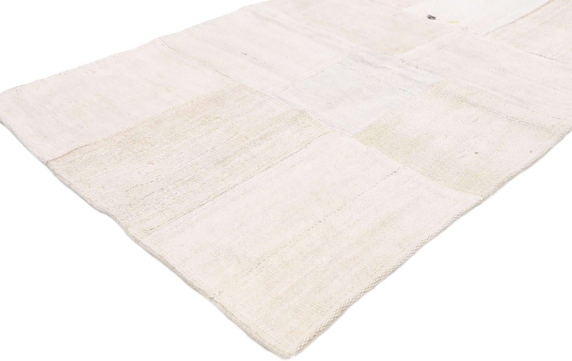 53531 Türkischer Patchwork-Kilim-Teppich im skandinavisch-modernen Stil. Dieser handgewebte türkische Patchwork-Kilim mit ausgewogener Asymmetrie und schlichter Designästhetik verleiht einem warmen, entspannten Raum Textur und einen subtilen