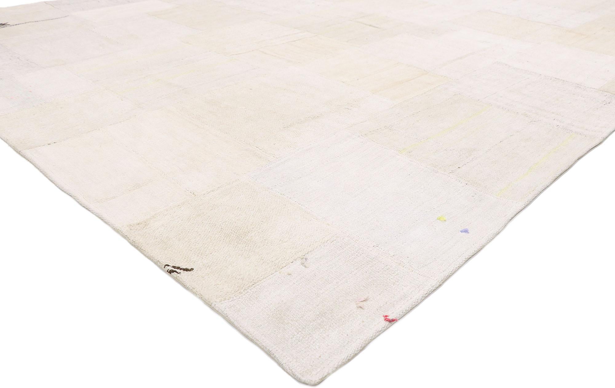 53528, türkischer Patchwork-Kilim-Teppich im skandinavisch-modernen Stil 09'02 x 12'00. Dieser handgewebte türkische Patchwork-Kilim mit ausgewogener Asymmetrie und schlichter Designästhetik verleiht einem warmen, entspannten Raum Textur und einen