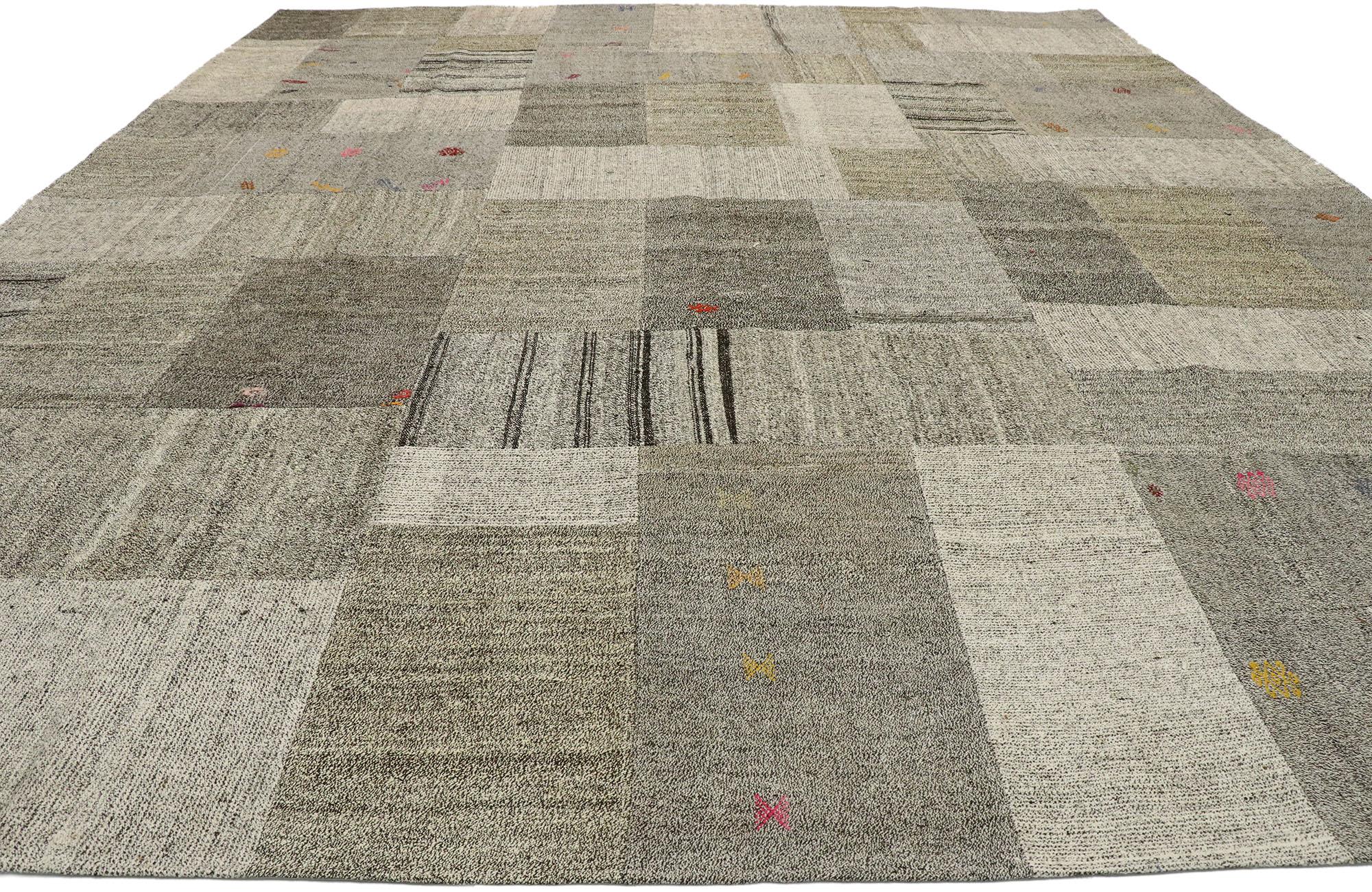 Türkischer Patchwork-Kelim-Teppich im skandinavisch-modernen Stil (Skandinavische Moderne) im Angebot
