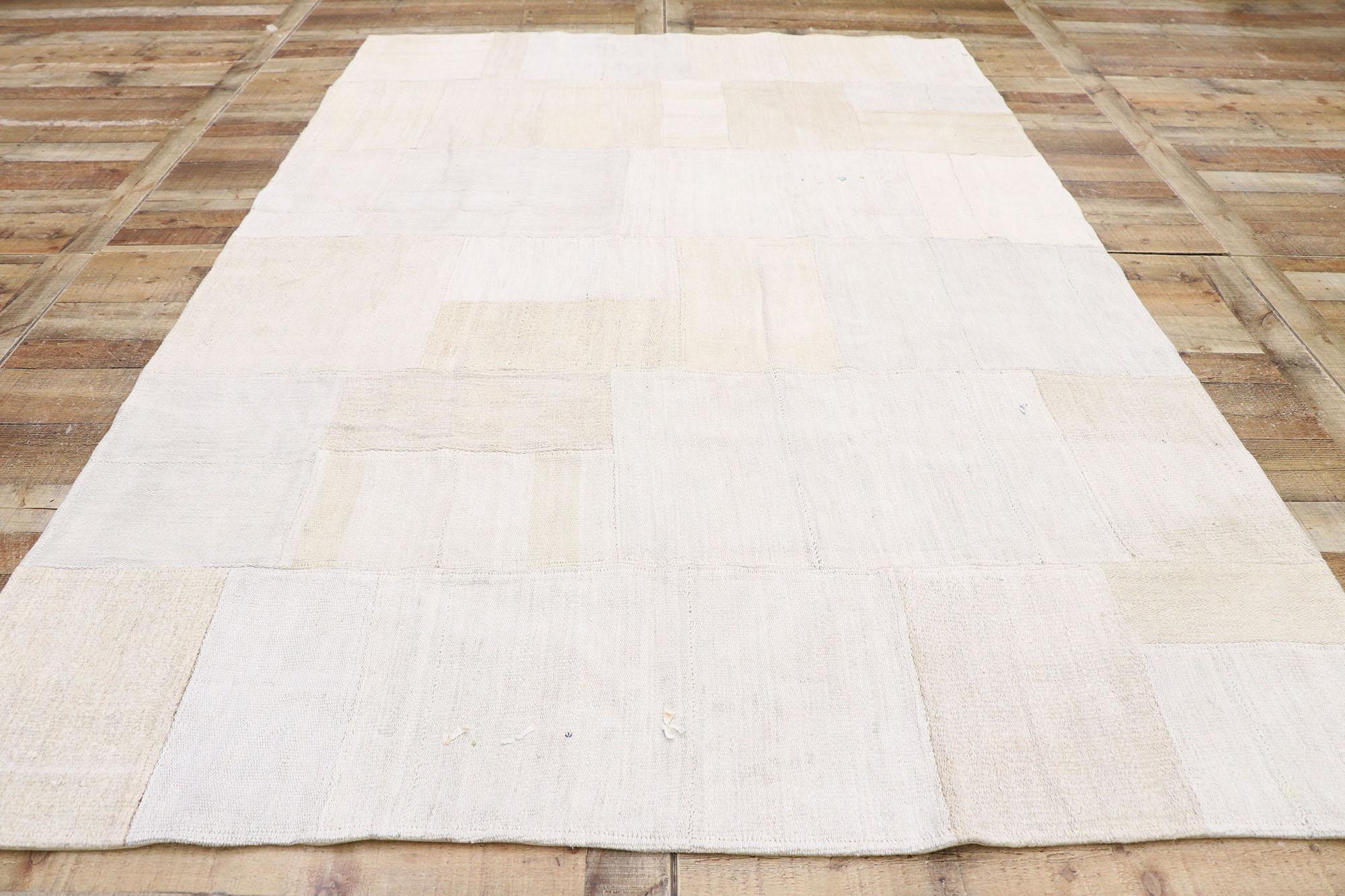 Türkischer Patchwork-Kelim-Teppich im skandinavisch-modernen Stil im Angebot 1