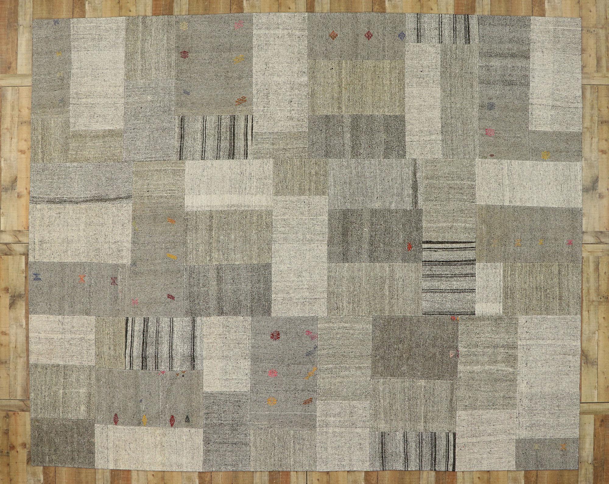 Türkischer Patchwork-Kelim-Teppich im skandinavisch-modernen Stil im Angebot 1