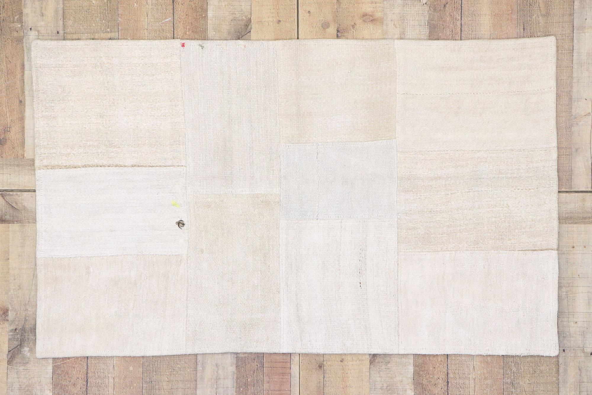 Türkischer Patchwork-Kelim-Teppich im skandinavisch-modernen Stil im Angebot 1