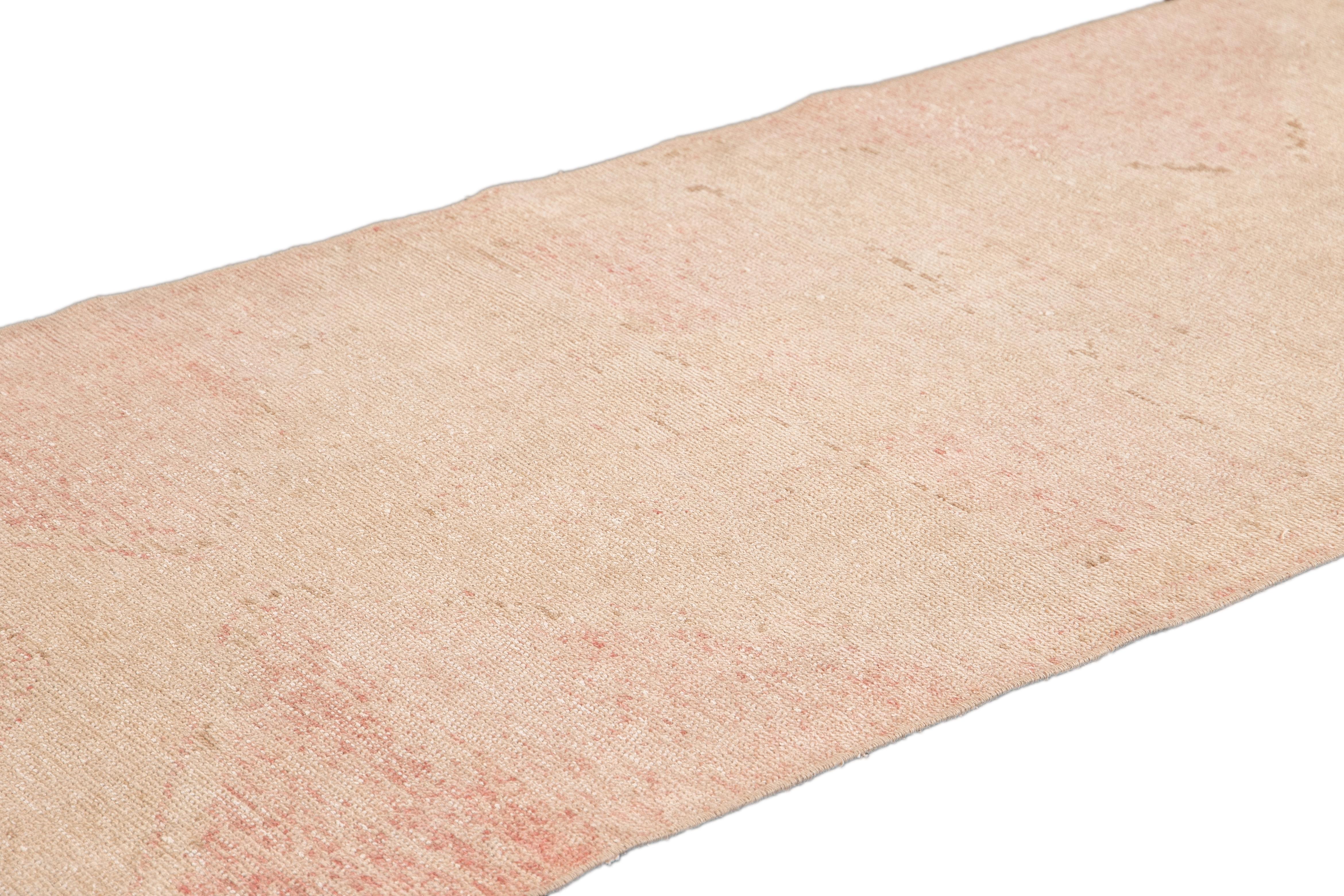 Handgefertigter geometrischer türkischer Pfirsich- und Beige-Läufer aus Wolle (Handgeknüpft) im Angebot