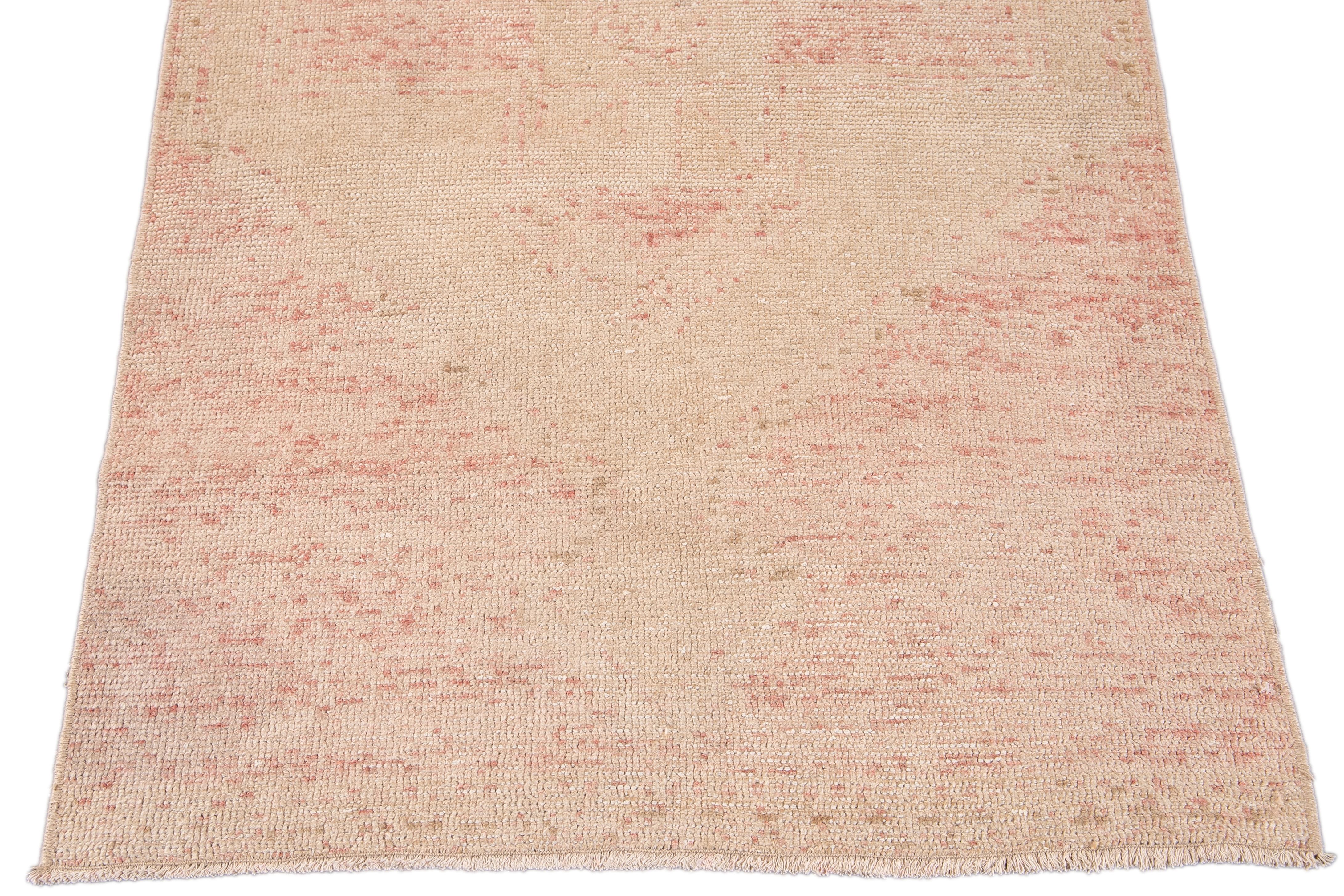 Handgefertigter geometrischer türkischer Pfirsich- und Beige-Läufer aus Wolle im Angebot 2