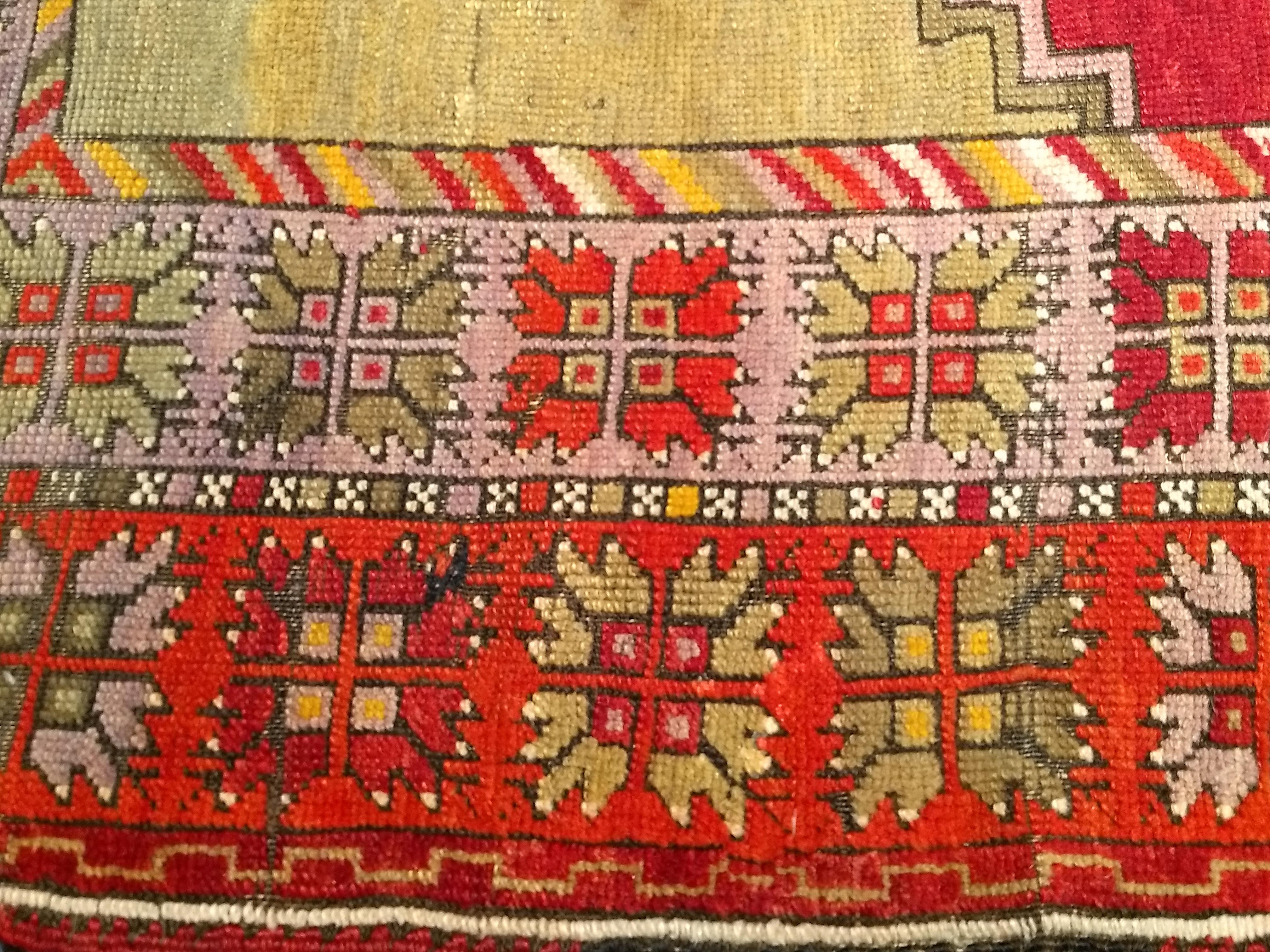 Türkischer Gebetsteppich in den Herbstfarben Rot, Gelb, Grün und Lila im Angebot 1