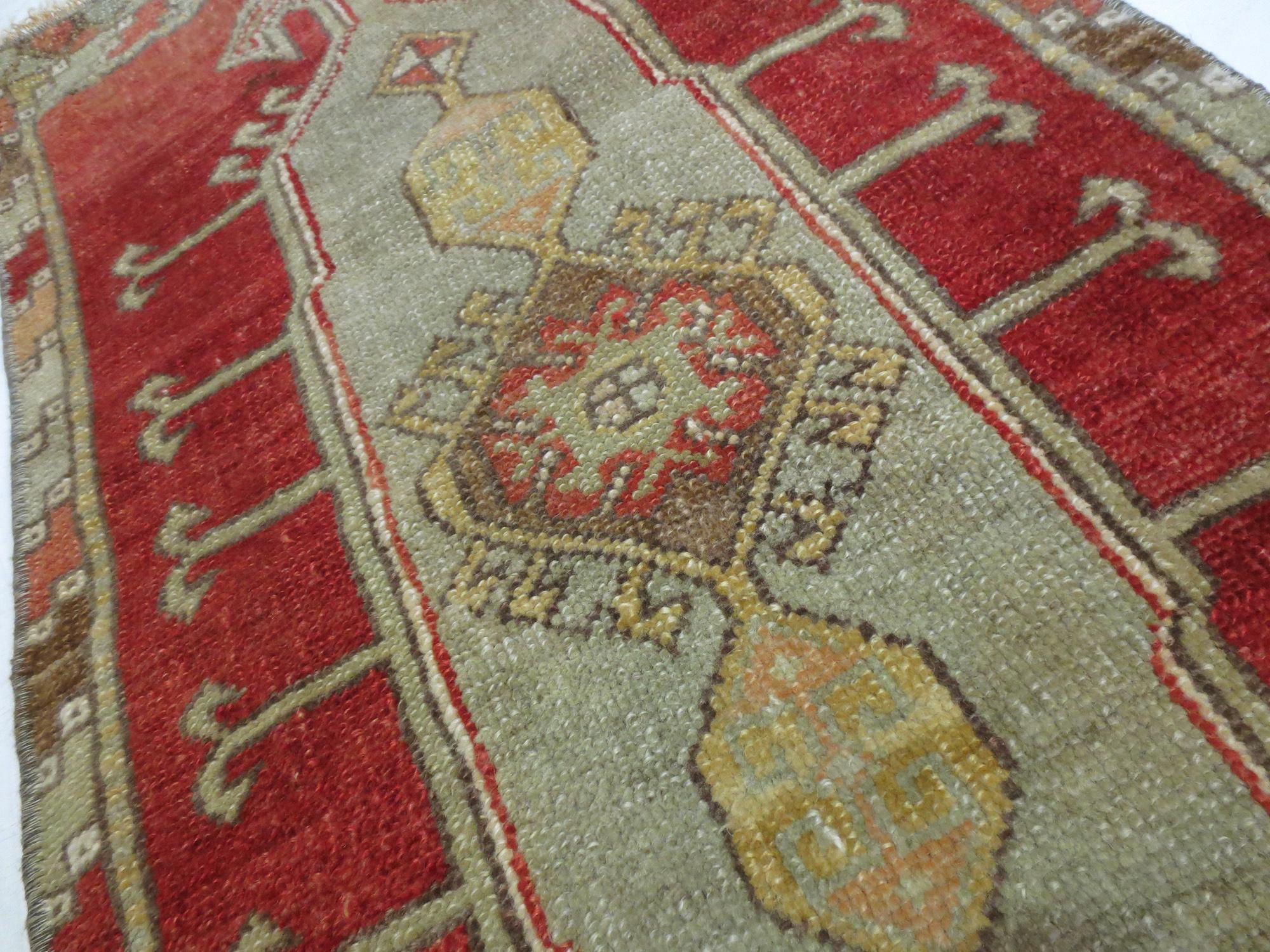 Oushak Tapis de couloir rouge turc vintage en vente