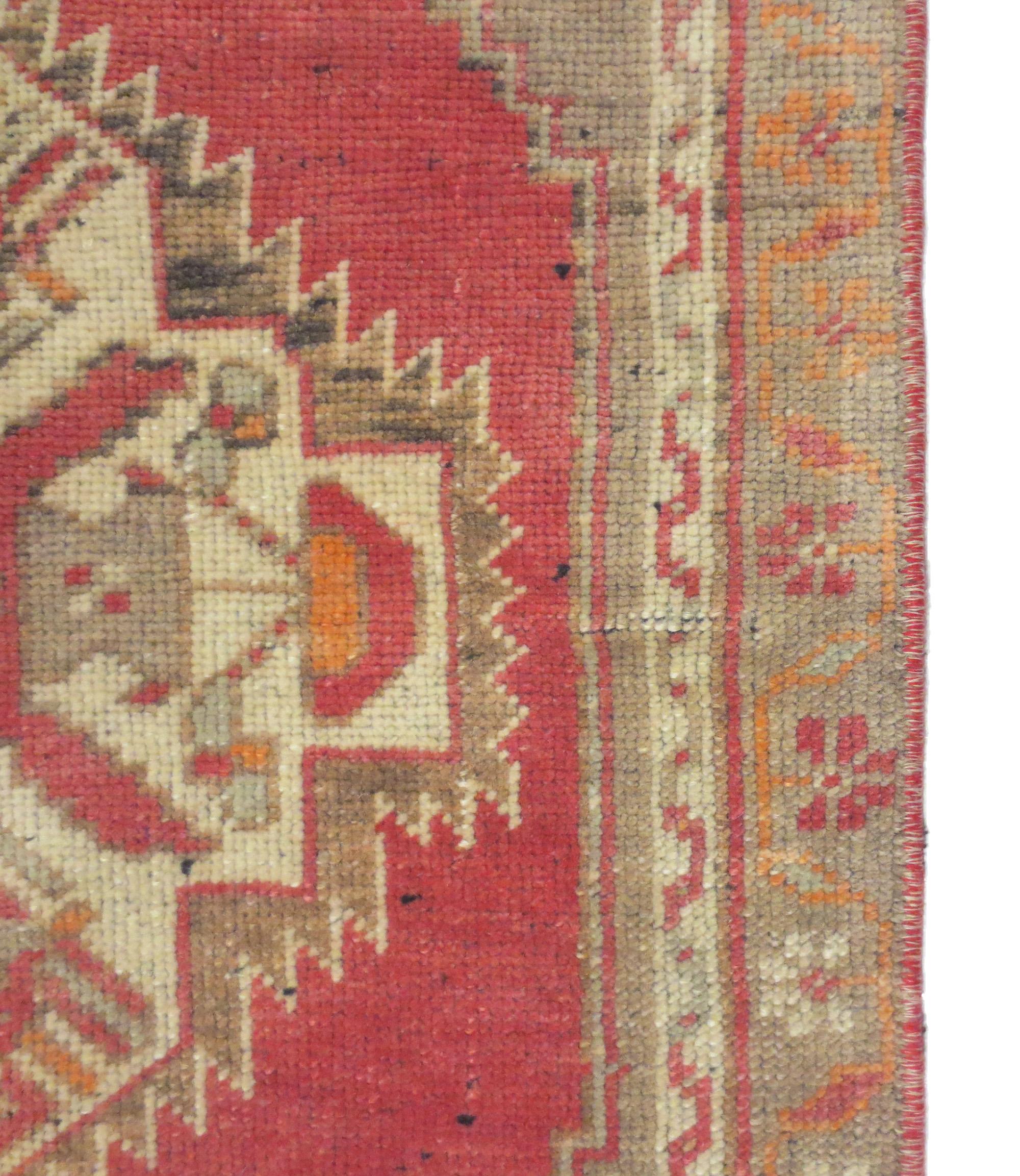 Türkischer roter Läufer, Vintage (Handgewebt) im Angebot