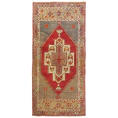 Tapis de couloir rouge turc vintage